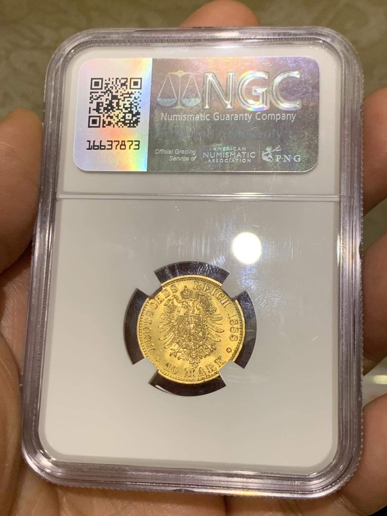 《竞宝斋》第467场 周日，周一 2场连拍 （全场包邮）欢迎送拍 NGC MS65 德国1888年三皇10马克金币 腓特烈三世 900金 3.98克 吉利年份 GEM品相难得