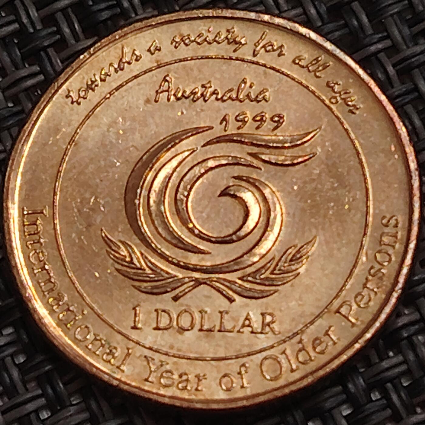 布加迪🐬～世界钱币(上海)🌾第 278 期 /  各国套币和散币 澳大利亚🇦🇺 1999年 1元 国际老人年纪念币～C18