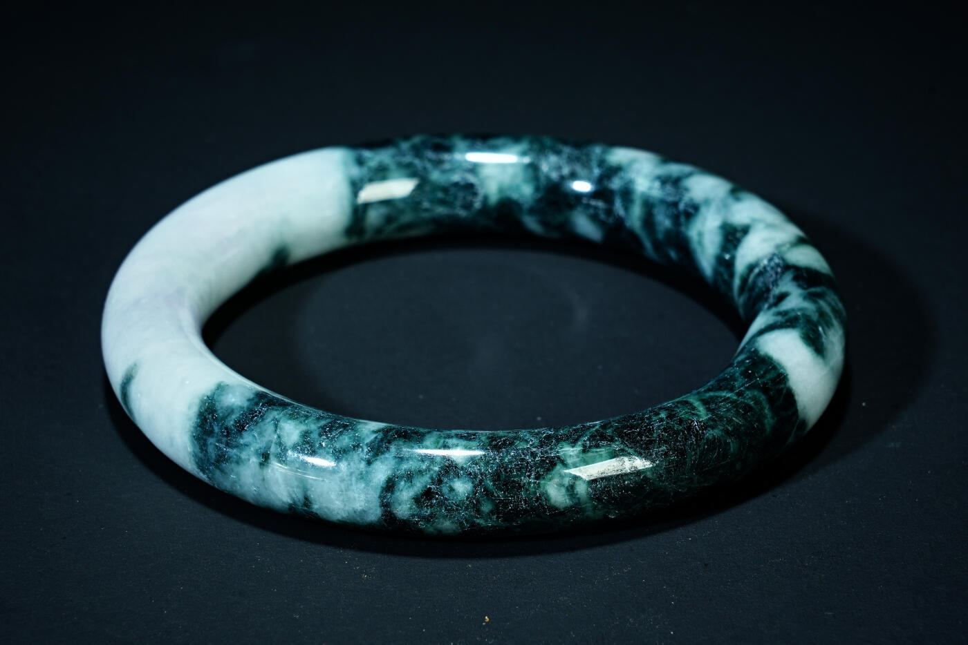 上海都达杂项专场四十四【全场包邮】  天然冰绿花翡翠（A货）圆条手镯 附鉴定证书91-73