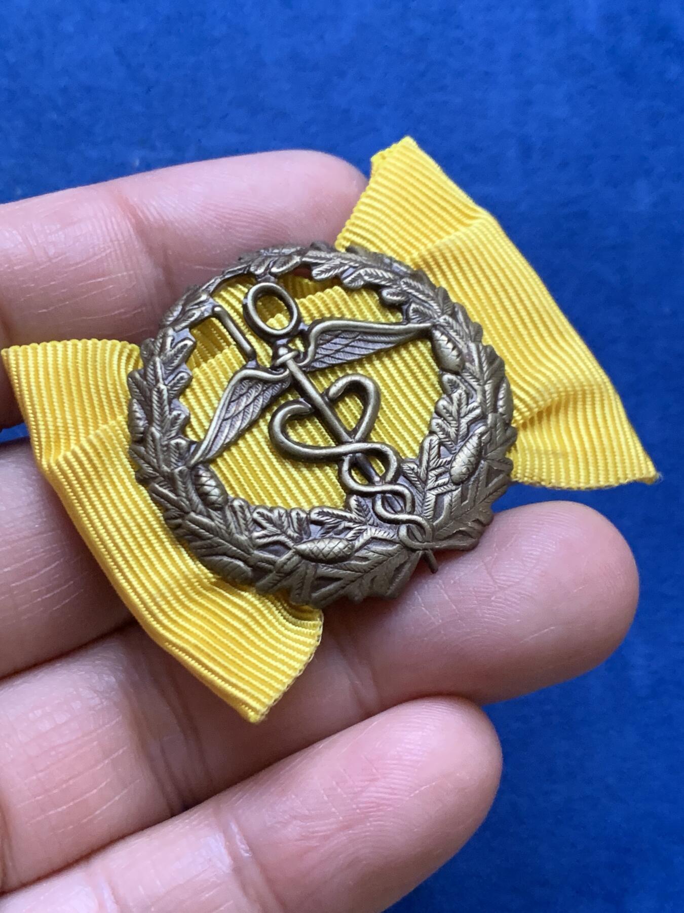 《竞宝斋》第467场 周日，周一 2场连拍 （全场包邮）欢迎送拍 两个一组 瑞典射击节奖章，胸章。总重23.15克