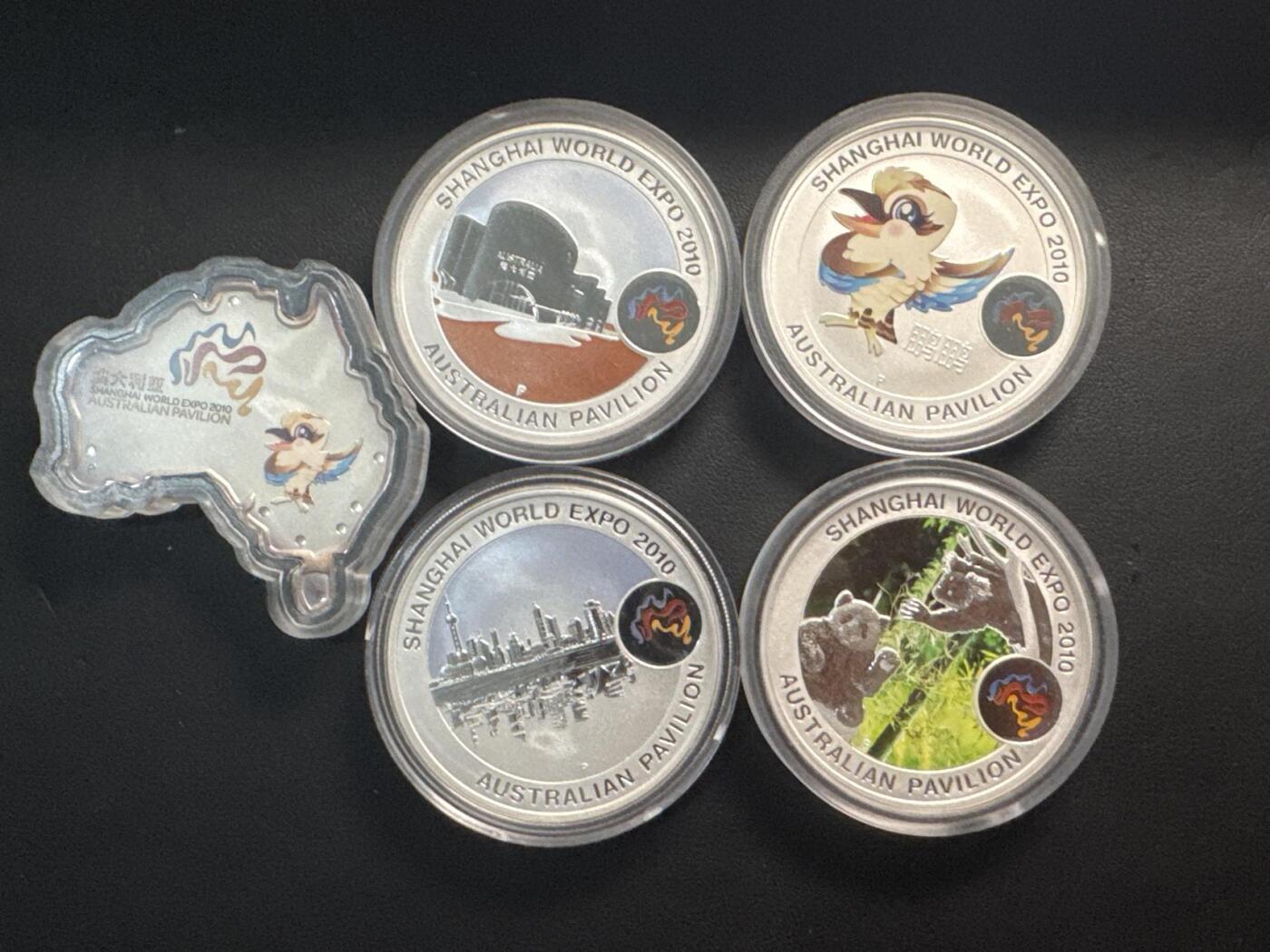 ❤️【币观天下】❤️ 第343期钱币秒杀拍卖场- 2026.3.6周五晚上6点半场 长期征集拍品  2010年上海世博会澳洲馆彩色银币套装，一共5枚1盎司999银币，包括4枚圆形彩色银币，1枚异形澳大利亚地图彩色银币，盒证齐全，品相全新