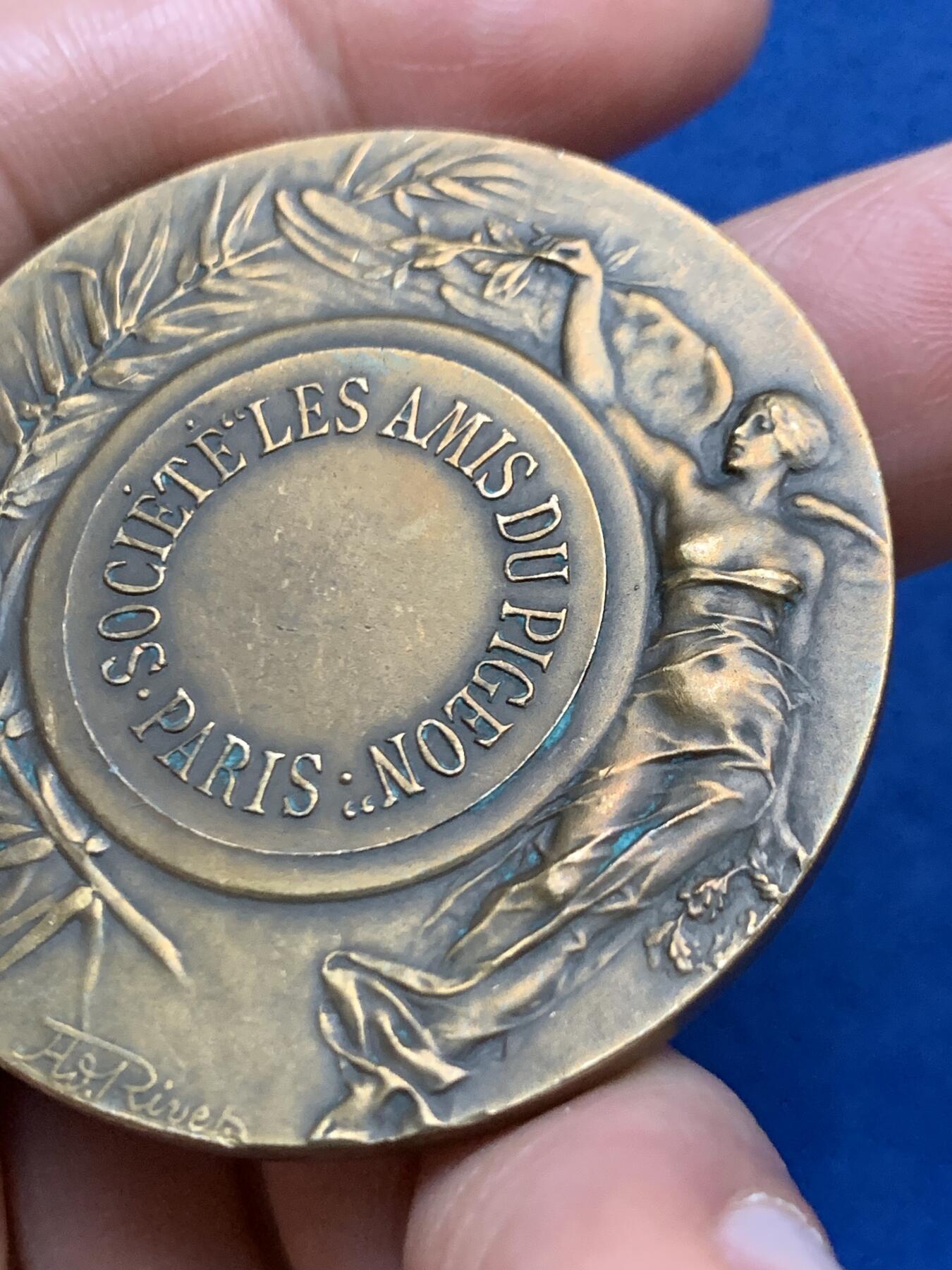 《竞宝斋》第467场 周日，周一 2场连拍 （全场包邮）欢迎送拍 法国巴黎鸽子协会奖章，直径：44.2mm，重：39.4g，三角铜标边铭。