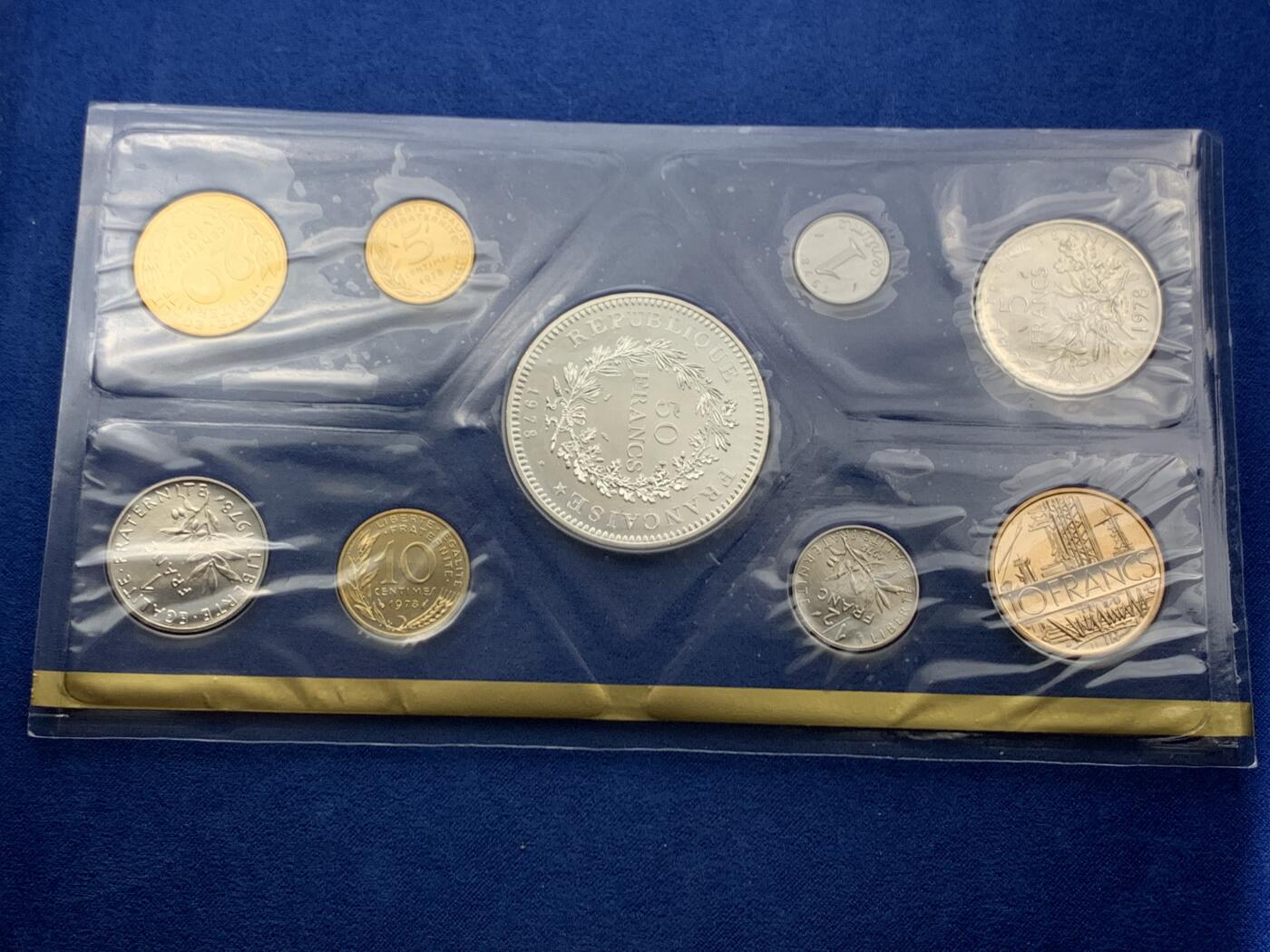 《竞宝斋》第467场 周日，周一 2场连拍 （全场包邮）欢迎送拍 法国造币厂生产 1978年大力神套币一盒 全套带证书