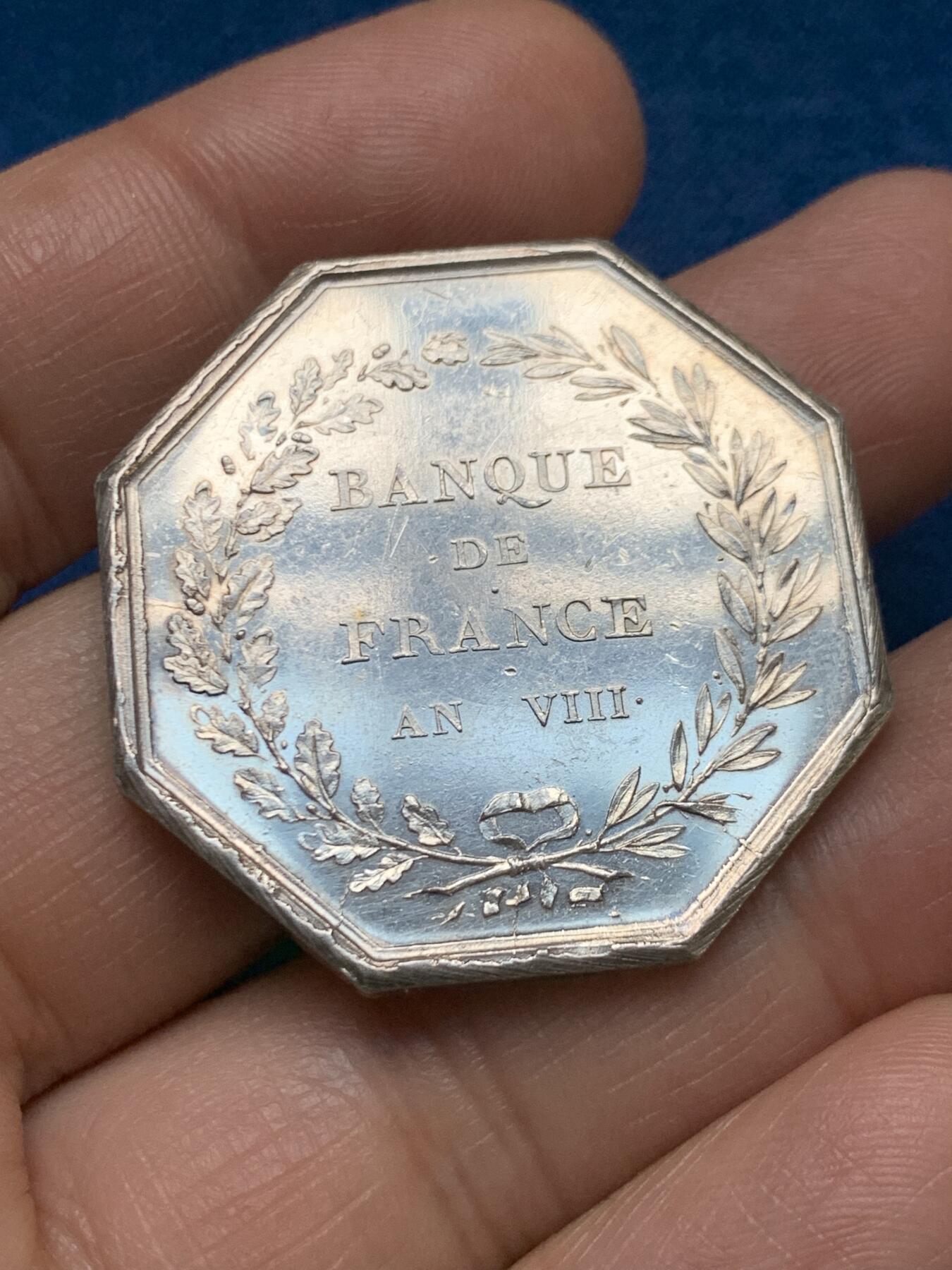 《竞宝斋》第467场 周日，周一 2场连拍 （全场包邮）欢迎送拍 早期法兰西银行八角银质代币 手指银标 24.6克 36mm