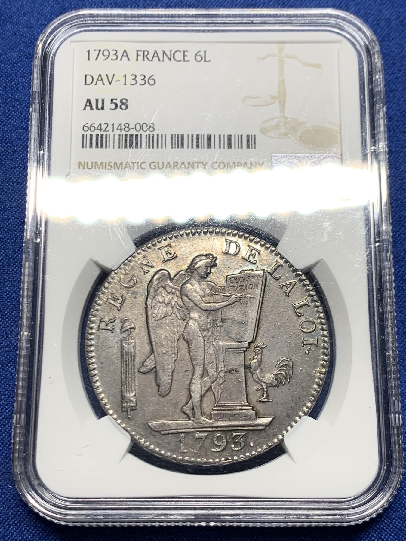 《竞宝斋》第467场 周日，周一 2场连拍 （全场包邮）欢迎送拍 名誉品 NGC AU58 天使埃居 法国国民公会时期1793年6里弗尔 少见好品，几乎未流通，深色均匀黑包浆，打制标准。铸造于国民公会时期(1792年9月21日-1795年10月26日)，持续时间很短，留存好品很少，此时路易十六已被斩首，因此正面由站立天使取代路易十六的头像，1793年为共和二年ANlI。