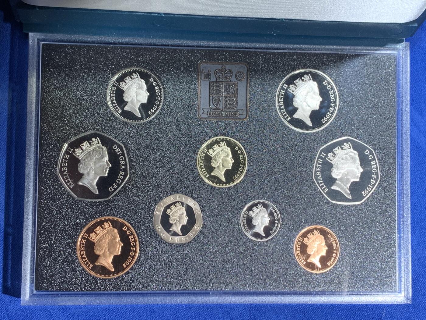 《竞宝斋》第467场 周日，周一 2场连拍 （全场包邮）欢迎送拍 英国1992年精制套币，带1枚1英镑橡树精制币，1枚50便士欧洲部长理事会轮值主席精制币，9枚币，盒证齐全，品相精美，高档盒装