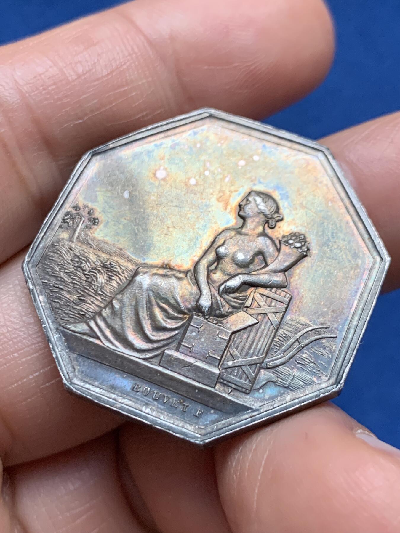 《竞宝斋》第467场 周日，周一 2场连拍 （全场包邮）欢迎送拍 法国清凉八角银质代币，直径：32.5mm，16.35g，边铭：丰饶角 ARGENT，少见，双面五彩包浆