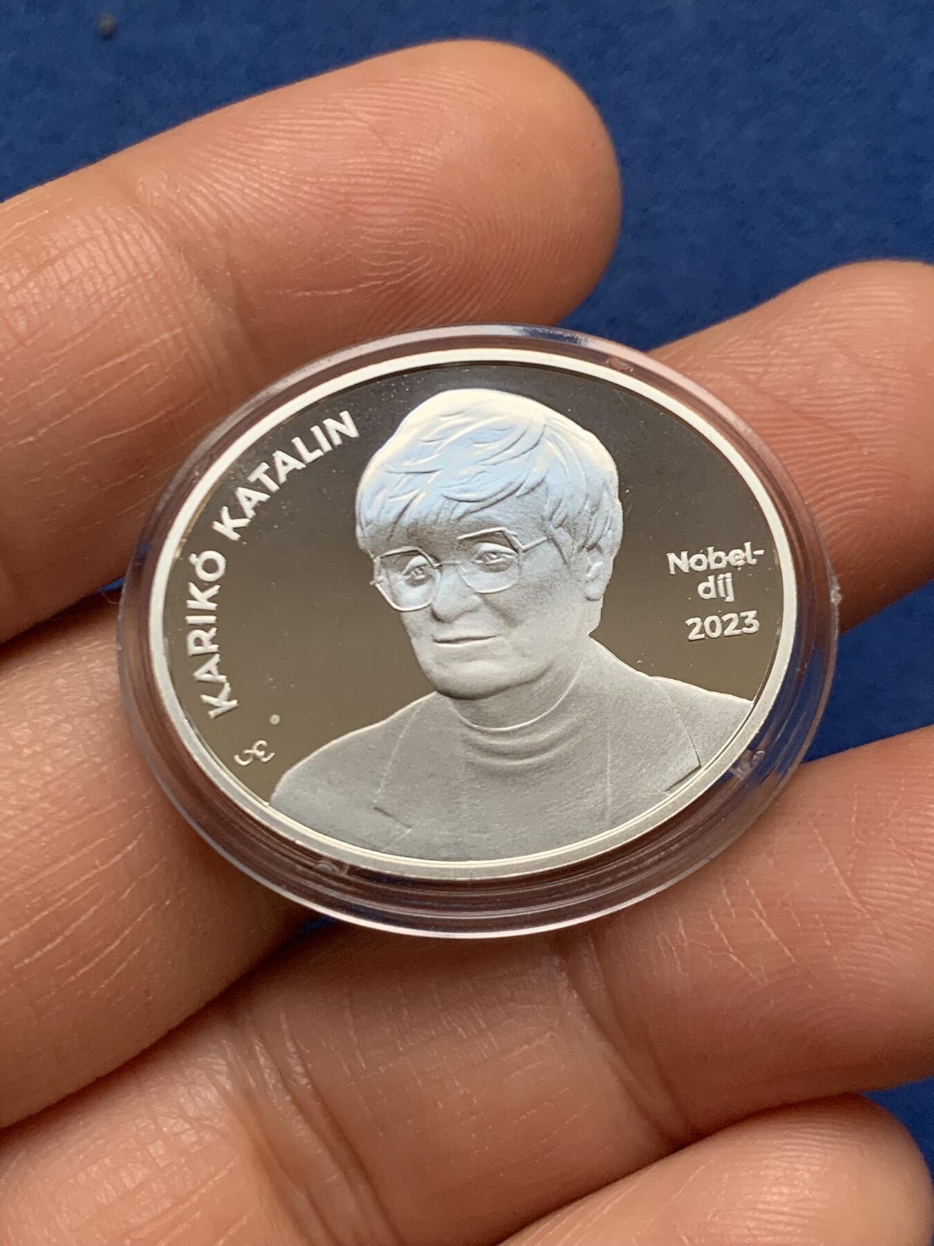 《竞宝斋》第467场 周日，周一 2场连拍 （全场包邮）欢迎送拍 匈牙利2024年诺贝尔生理医学奖得主卡塔琳·考里科7500福林半盎司精制纪念银币，发行量6000枚，重12.45克，925银，原盒