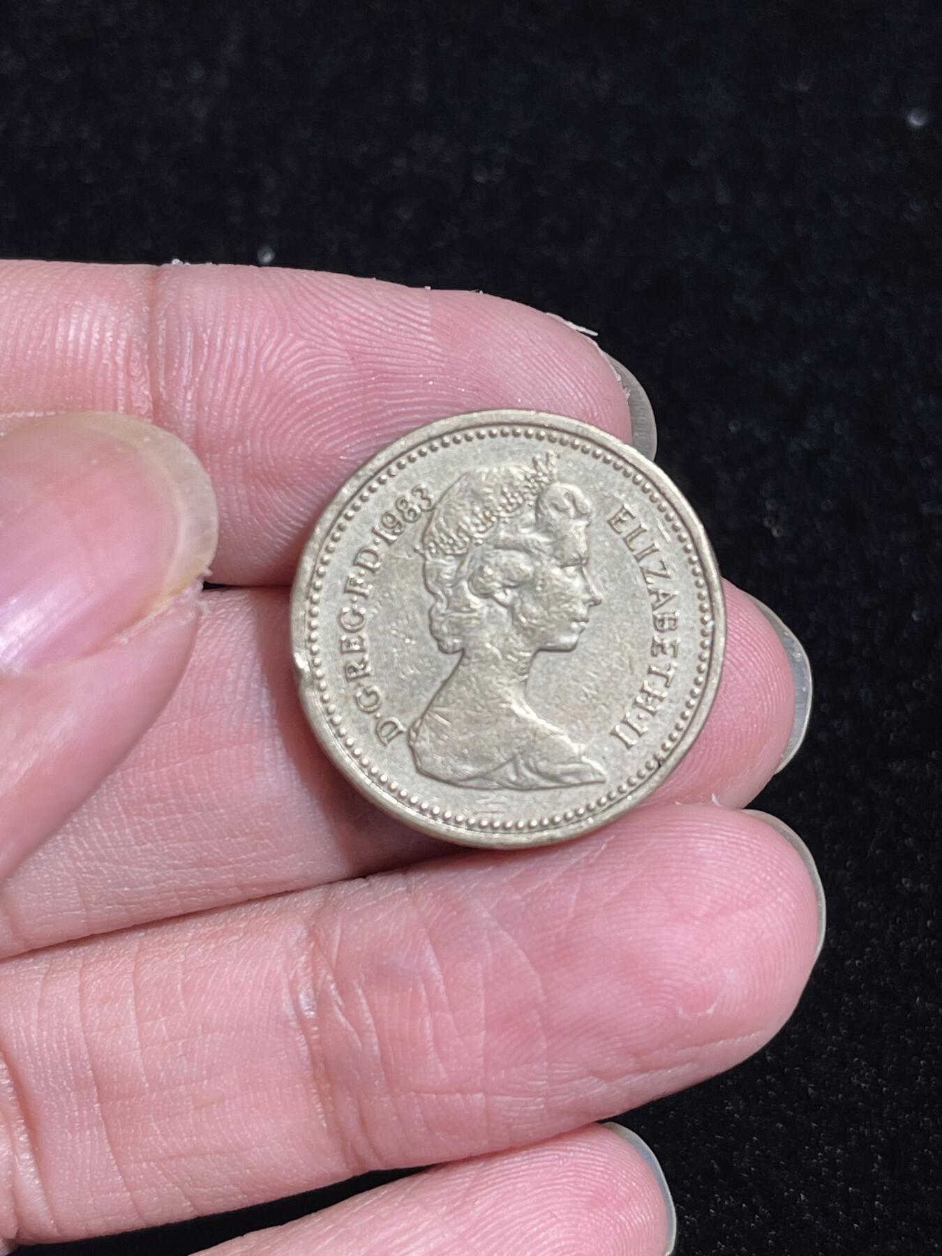 1983年 1英镑 硬币后的贵族朋友