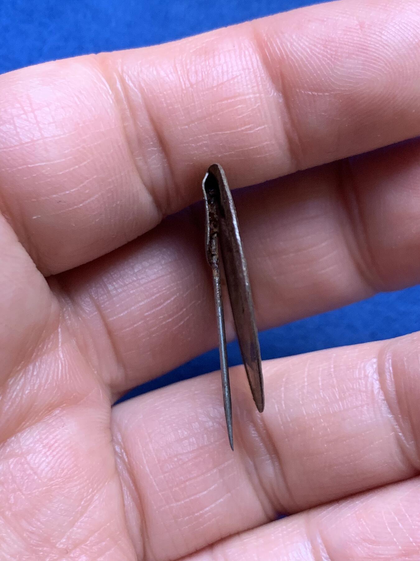 《竞宝斋》第467场 周日，周一 2场连拍 （全场包邮）欢迎送拍 德国1933-1945年美术落榜生胸针，1.68克，章牌目录C-201。细节见图