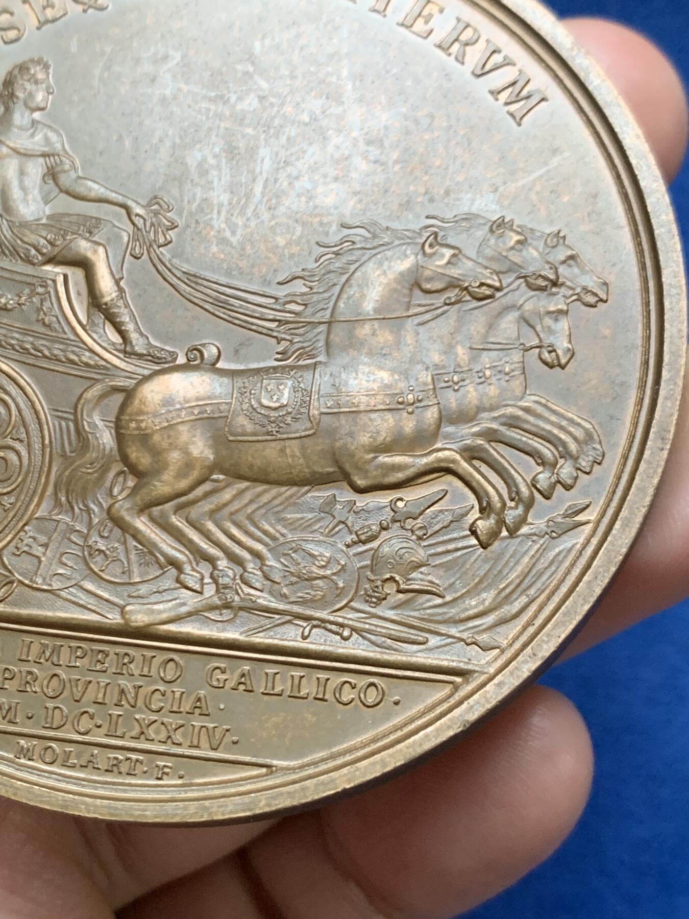 《竞宝斋》第467场 周日，周一 2场连拍 （全场包邮）欢迎送拍 太阳王路易十四在法荷战争中征服弗朗什-孔泰地区铸章，原铸为雕刻师 Jean Mauger（莫拉特），该枚为后铸版。71毫米，166克大章，1975 丰饶角铜标，稀少品种。