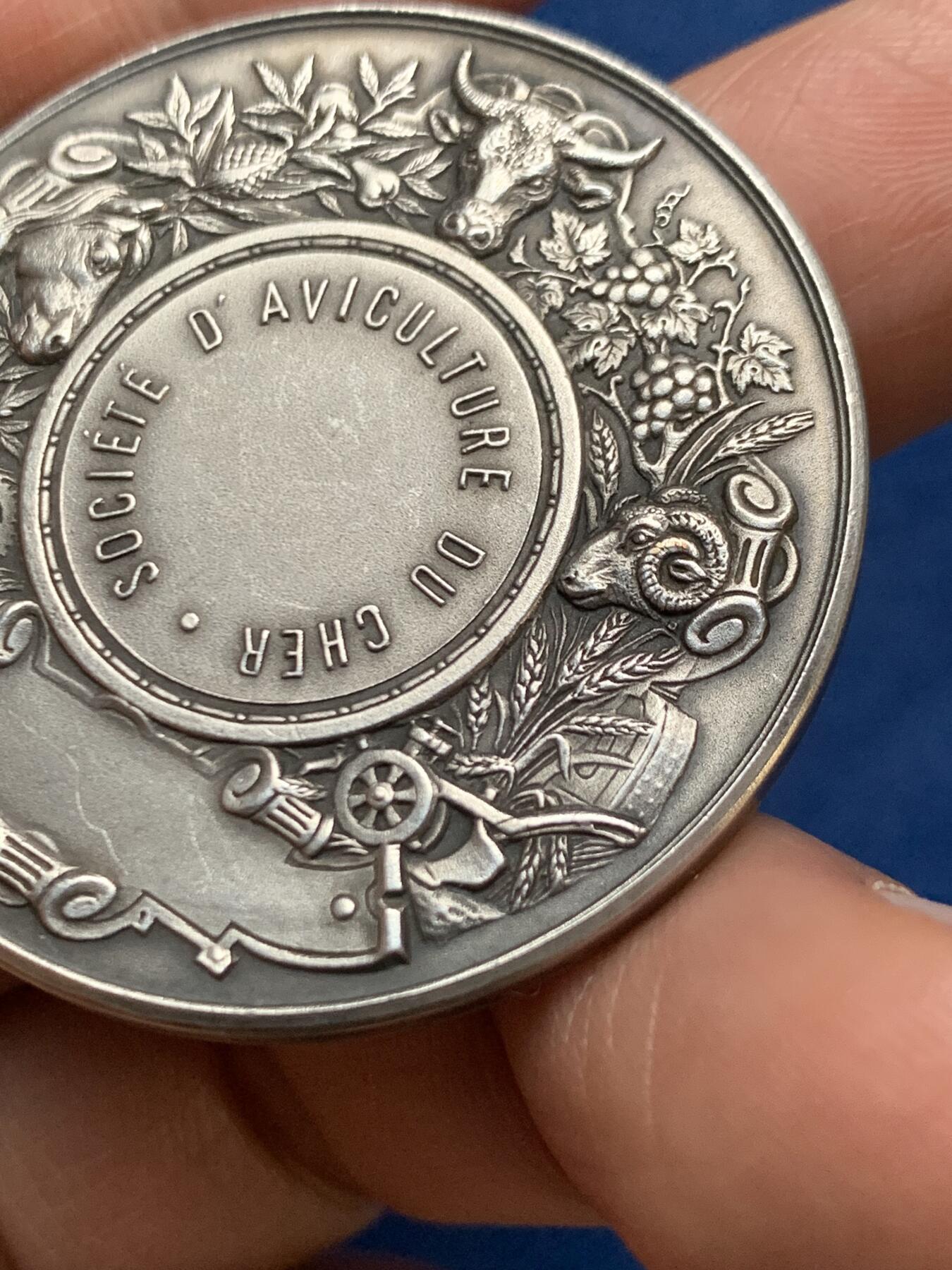 《竞宝斋》第467场 周日，周一 2场连拍 （全场包邮）欢迎送拍 法国农业镀银铜章，直径：41.5mm，重：32g，三角铜标。