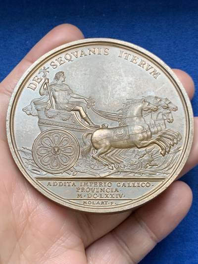 《竞宝斋》第467场 周日，周一 2场连拍 （全场包邮）欢迎送拍 - 太阳王路易十四在法荷战争中征服弗朗什-孔泰地区铸章，原铸为雕刻师 Jean Mauger（莫拉特），该枚为后铸版。71毫米，166克大章，1975 丰饶角铜标，稀少品种。