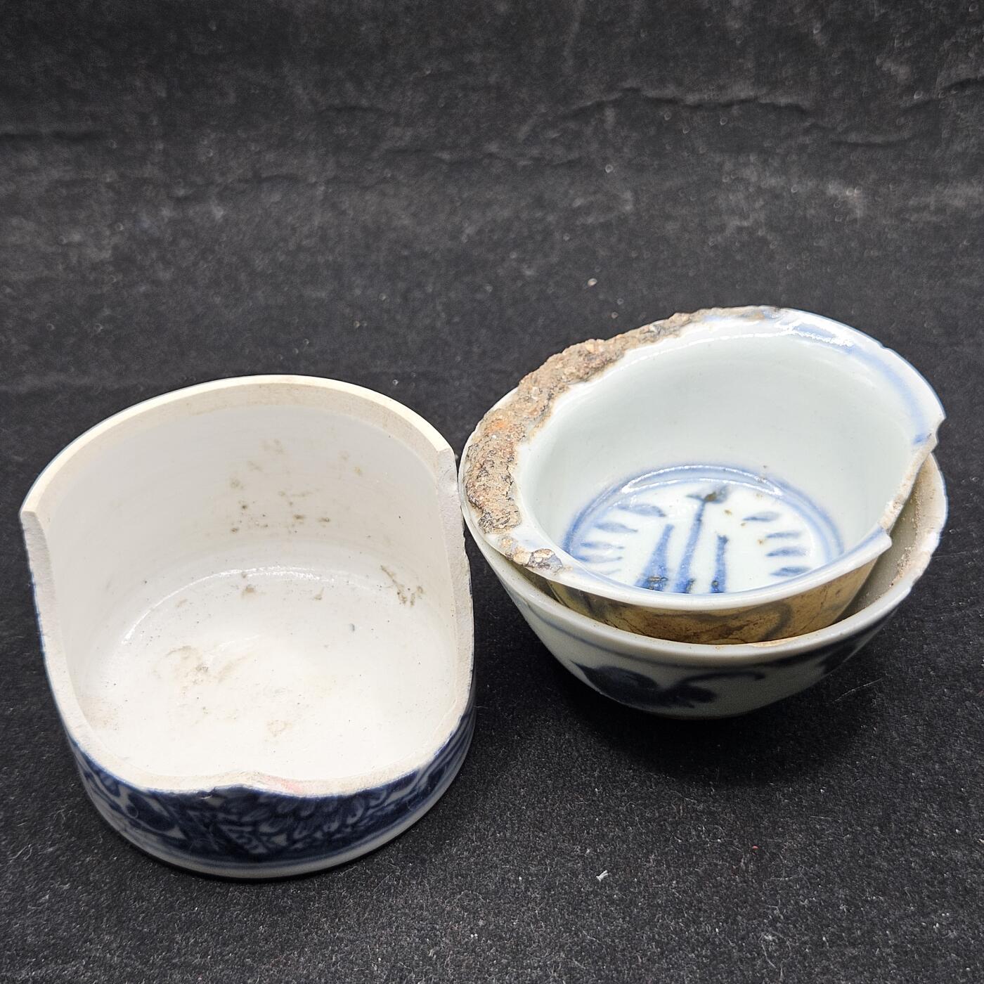 0元起拍勋章 第336期 咸鱼国勋章拍卖专场 3月4日（周三）下午6：00开始 明中期成化弘治内福海寿山连体青花粘窑杯+康熙青花花卉鸟食缷一共两件