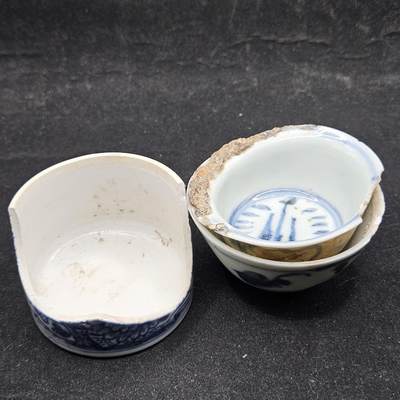 0元起拍勋章 第336期 咸鱼国勋章拍卖专场 3月4日（周三）下午6：00开始 - 明中期成化弘治内福海寿山连体青花粘窑杯+康熙青花花卉鸟食缷一共两件