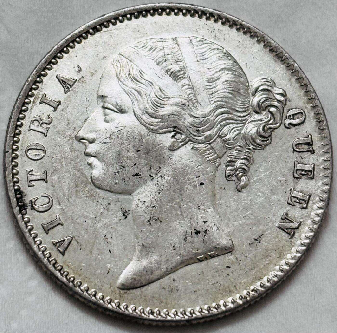 文馨钱币收藏第 295 场，（元宵场）各种银币散币纪念章，长期接代拍业务 原光品相 1840 年英属印度小维多利亚时期 1 卢比银币，光度爆炸完美品相，