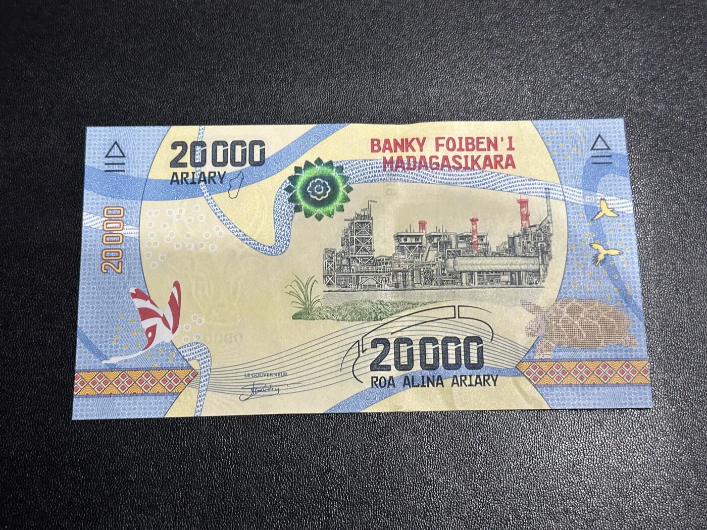 《外钞收藏家》第六百一十四期（精选场）（长期征集拍品、欢迎藏友们联系合作） 马达加斯加2万 靓号 豹子号999 AU品相