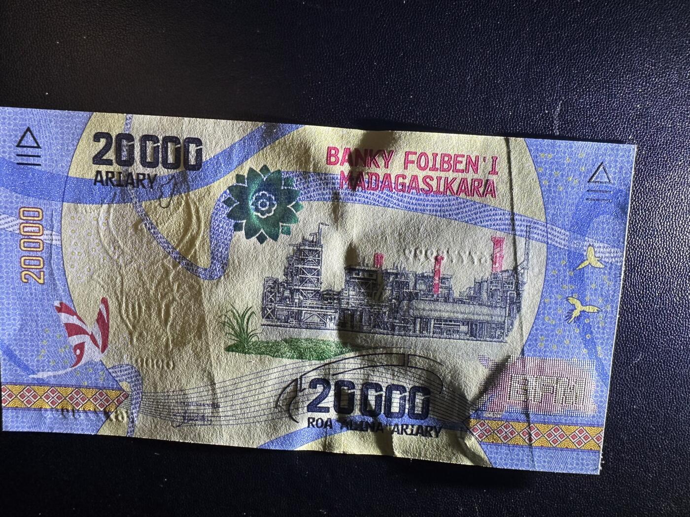 《外钞收藏家》第六百一十四期（精选场）（长期征集拍品、欢迎藏友们联系合作） 马达加斯加2万 靓号 豹子号999 AU品相