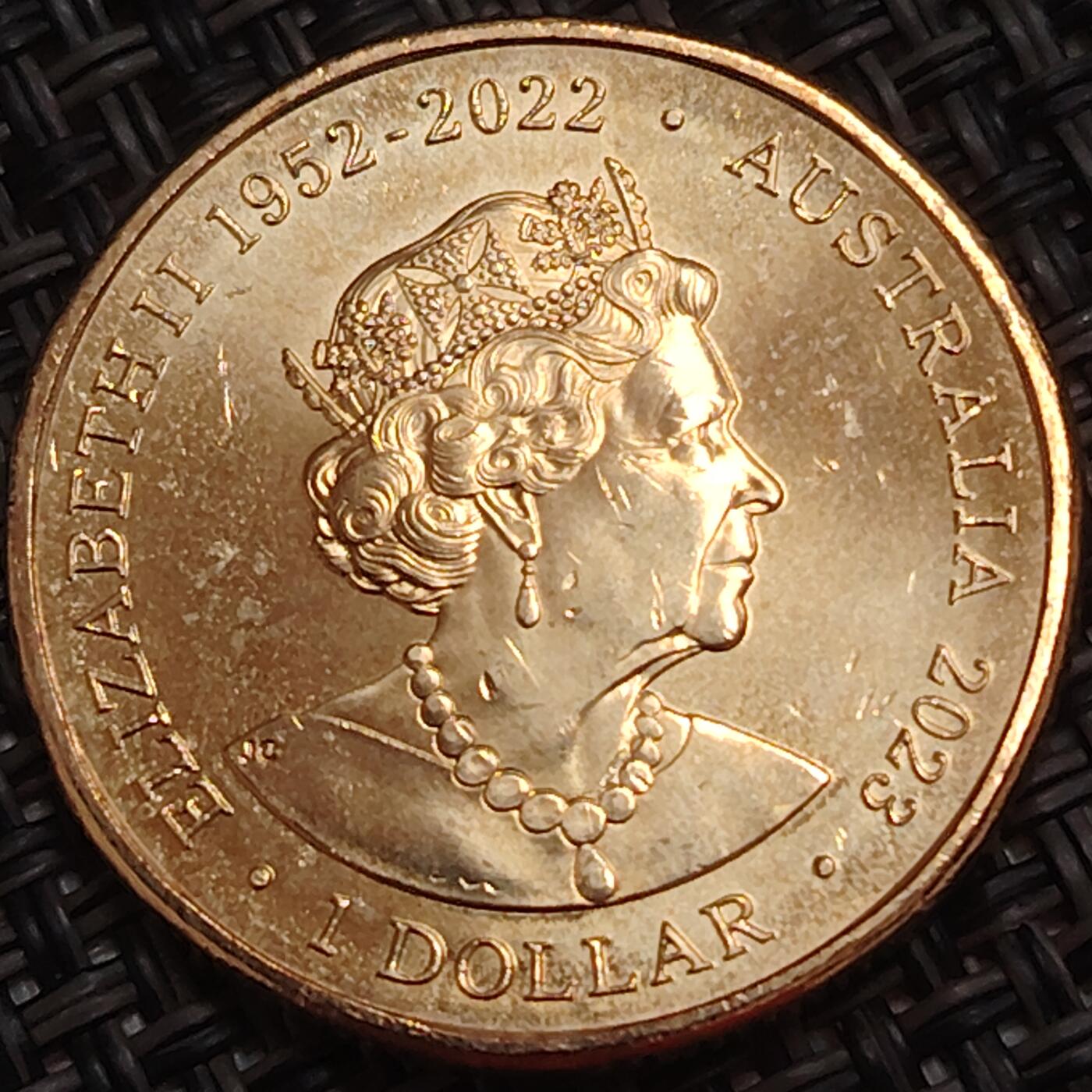布加迪🐬～世界钱币(上海)🌾第 278 期 /  各国套币和散币 澳大利亚🇦🇺 2023年 1元 女王版最后一年 女足世界杯赛纪念币～C18