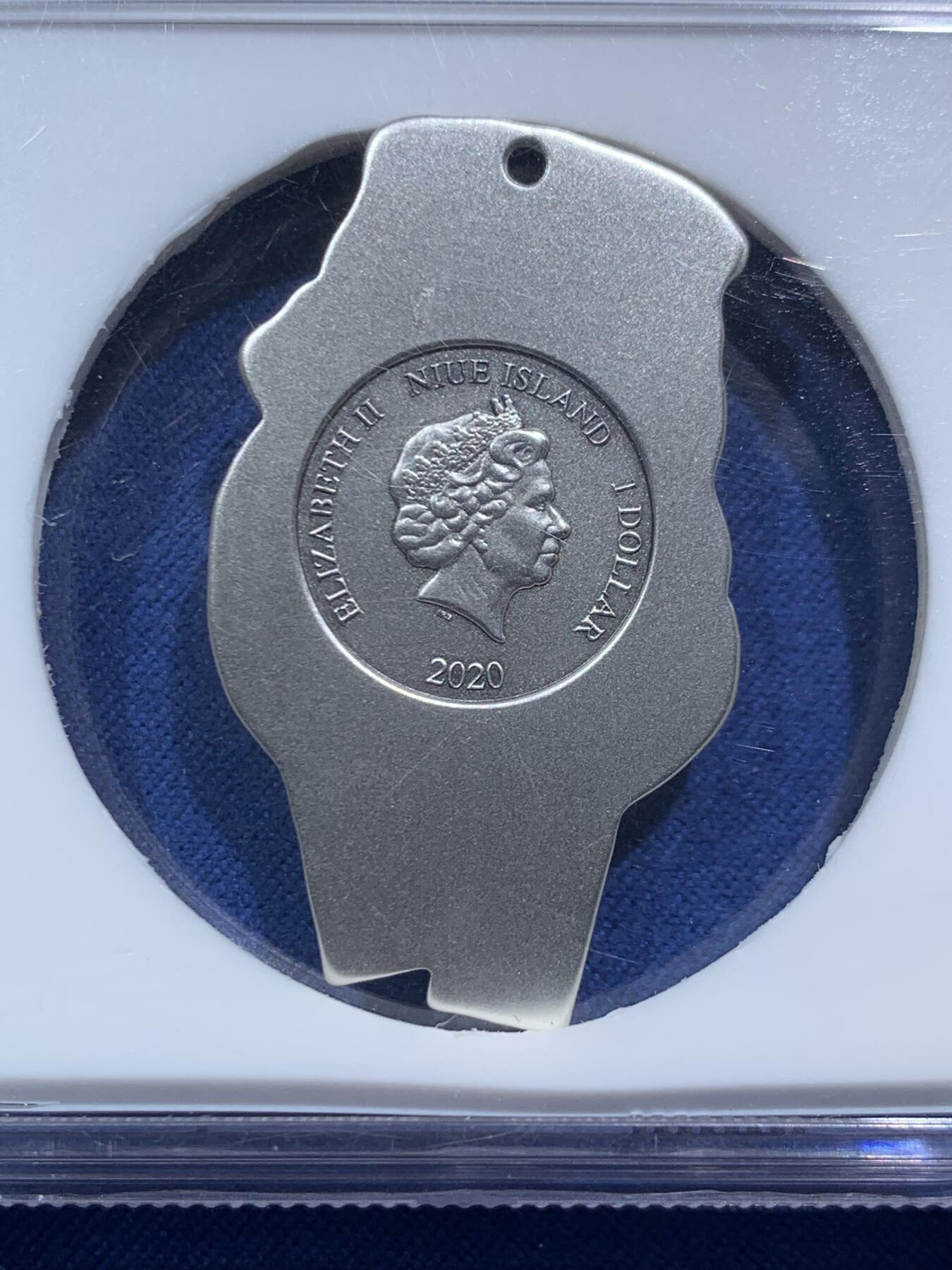 《竞宝斋》第467场 周日，周一 2场连拍 （全场包邮）欢迎送拍 NGC MS70ANtique 2020年纽埃可爱的围脖狗1美元仿古高浮雕异形银币，999银，20克，冠军分，500枚发行量，（可佩戴坠饰银币）