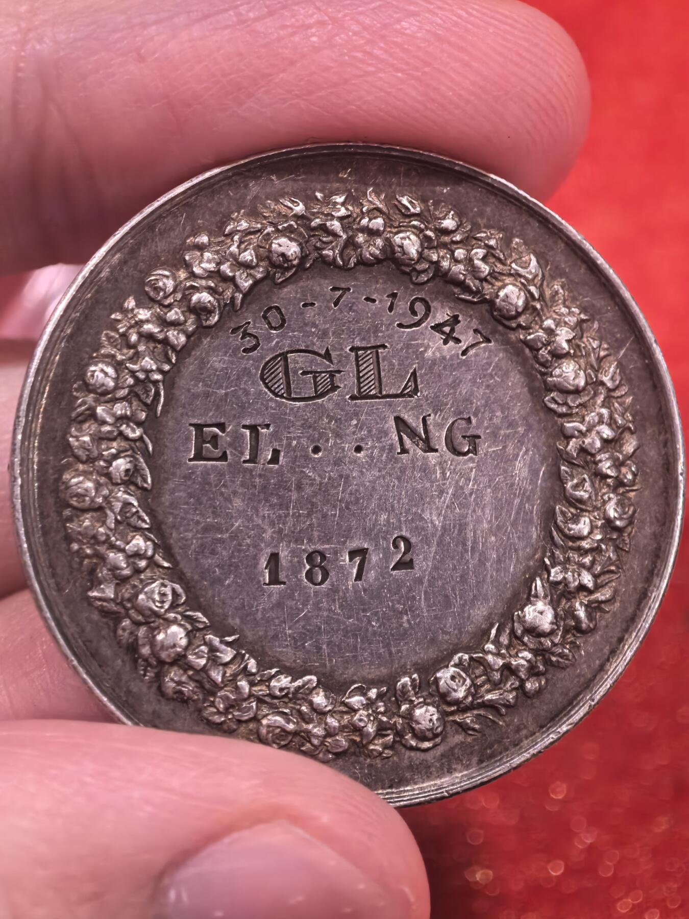 欧洲银章和银币 法国“忠诚与幸福”结婚纪念银章解读 这是一枚由法国著名章牌雕刻师 路易-米歇尔·珀蒂（Louis-Michel Petit，1791-1844） 设计的银质结婚纪念章，属于19世纪法国新古典主义章牌艺术的经典之作。