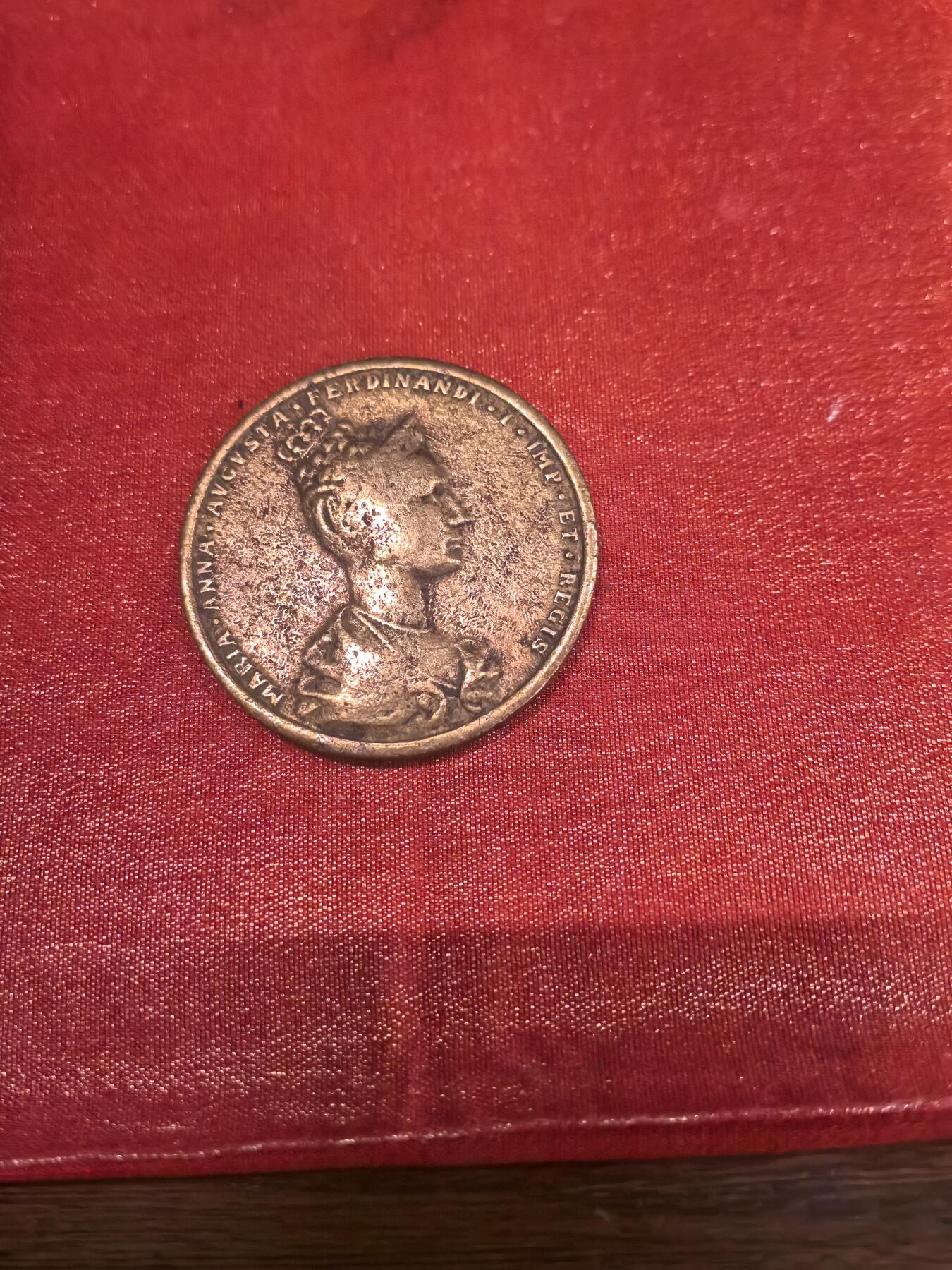 欧洲银章和银币  奥地利帝国玛丽亚·安娜皇后布拉格加冕纪念铜章（1836年）解读 这是一枚为纪念奥地利帝国皇后玛丽亚·安娜（Maria Anna of Savoy）于1836年9月在布拉格加冕为波西米亚女王而发行的官方纪念铜章，属于哈布斯堡王朝重要的历史实物。