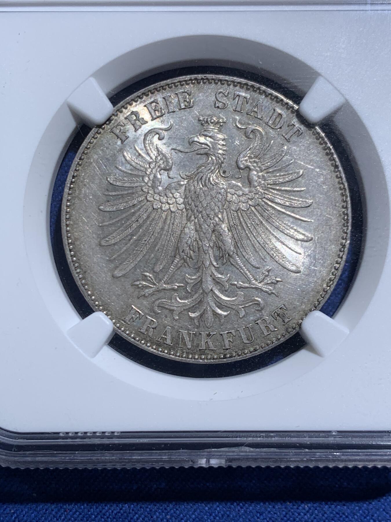 《竞宝斋》第467场 周日，周一 2场连拍 （全场包邮）欢迎送拍 NGC MS62 德国1859年法兰克福纪念席勒1泰勒银币，非常不错的一枚。