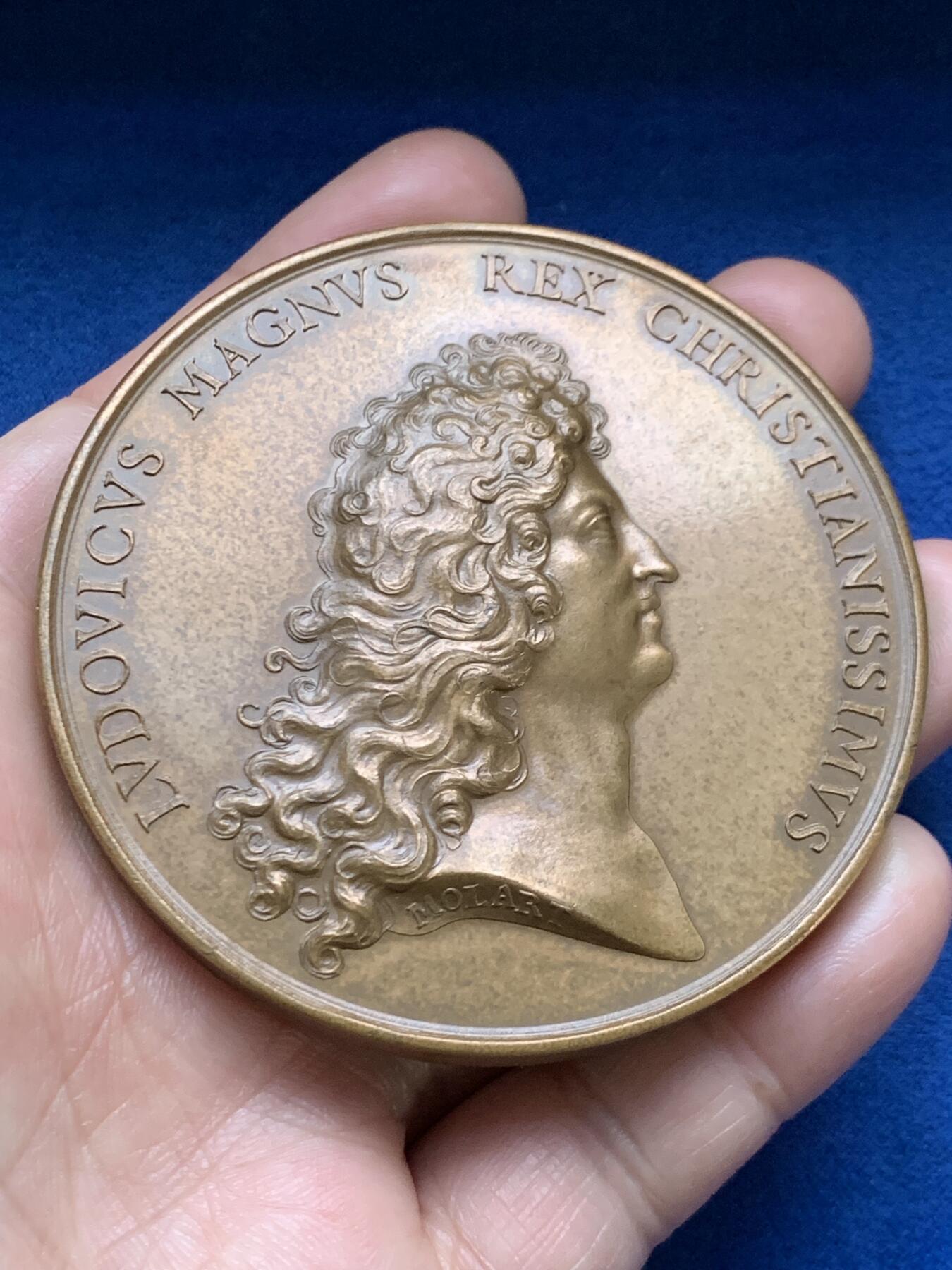 《竞宝斋》第467场 周日，周一 2场连拍 （全场包邮）欢迎送拍 太阳王路易十四在法荷战争中征服弗朗什-孔泰地区铸章，原铸为雕刻师 Jean Mauger（莫拉特），该枚为后铸版。71毫米，166克大章，1975 丰饶角铜标，稀少品种。