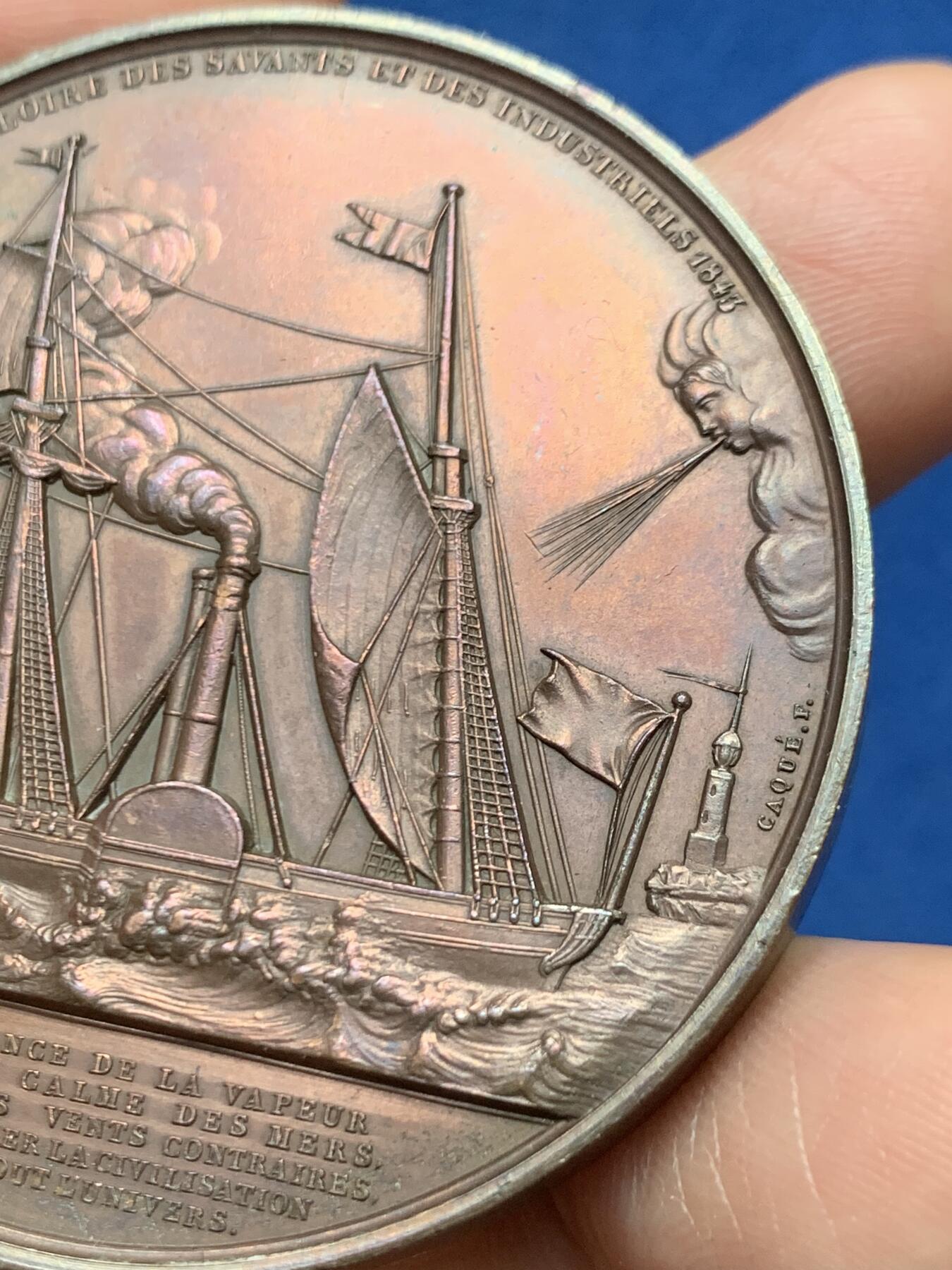《竞宝斋》第467场 周日，周一 2场连拍 （全场包邮）欢迎送拍 1843年法国荣耀科学家和工业家艺术大奖章，该章由著名雕刻家Caque设计雕刻，稀见品，值得收藏，双面高浮雕，雕刻精细，直径：52.2mm，重：73.75g，船首铜标边铭。