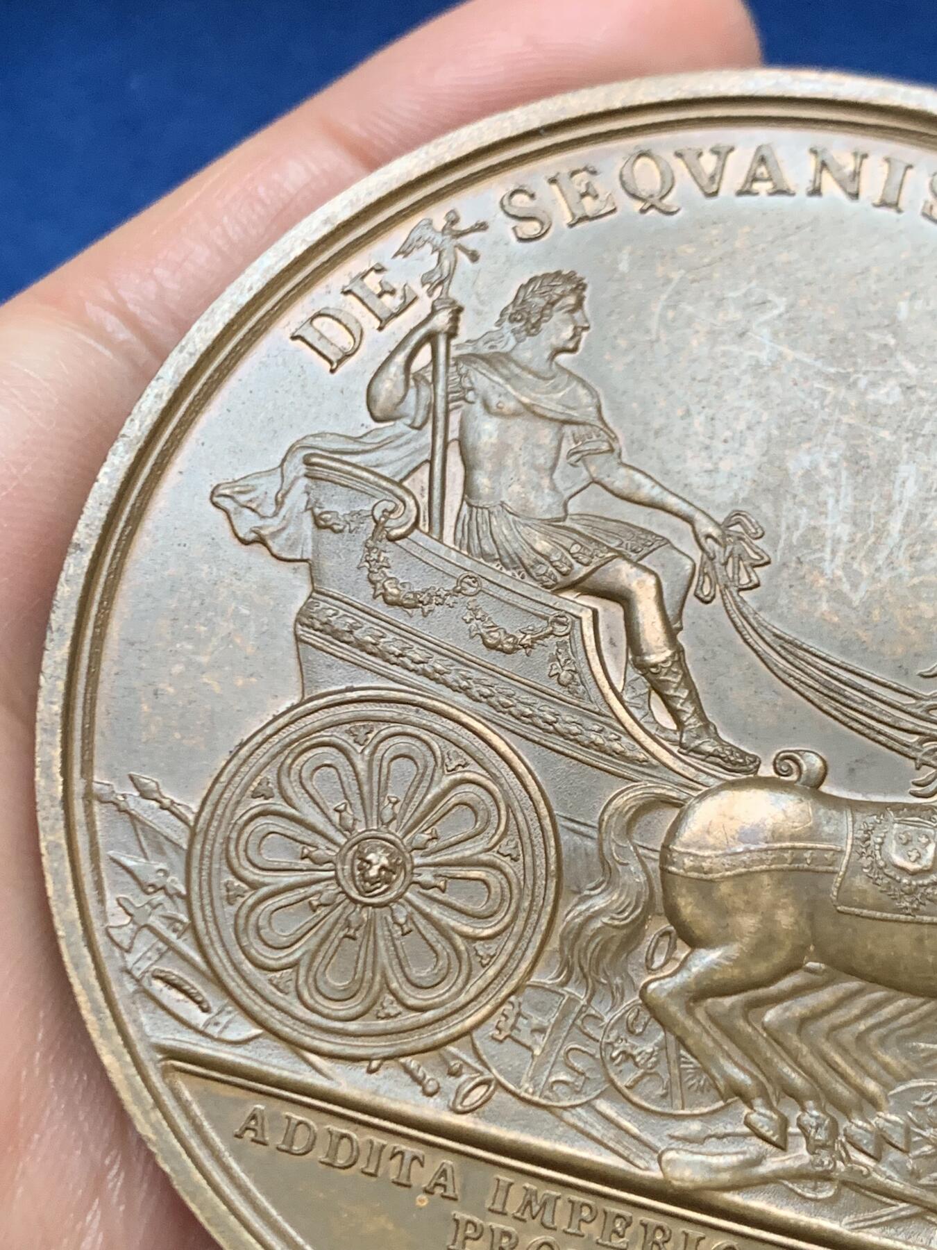 《竞宝斋》第467场 周日，周一 2场连拍 （全场包邮）欢迎送拍 太阳王路易十四在法荷战争中征服弗朗什-孔泰地区铸章，原铸为雕刻师 Jean Mauger（莫拉特），该枚为后铸版。71毫米，166克大章，1975 丰饶角铜标，稀少品种。