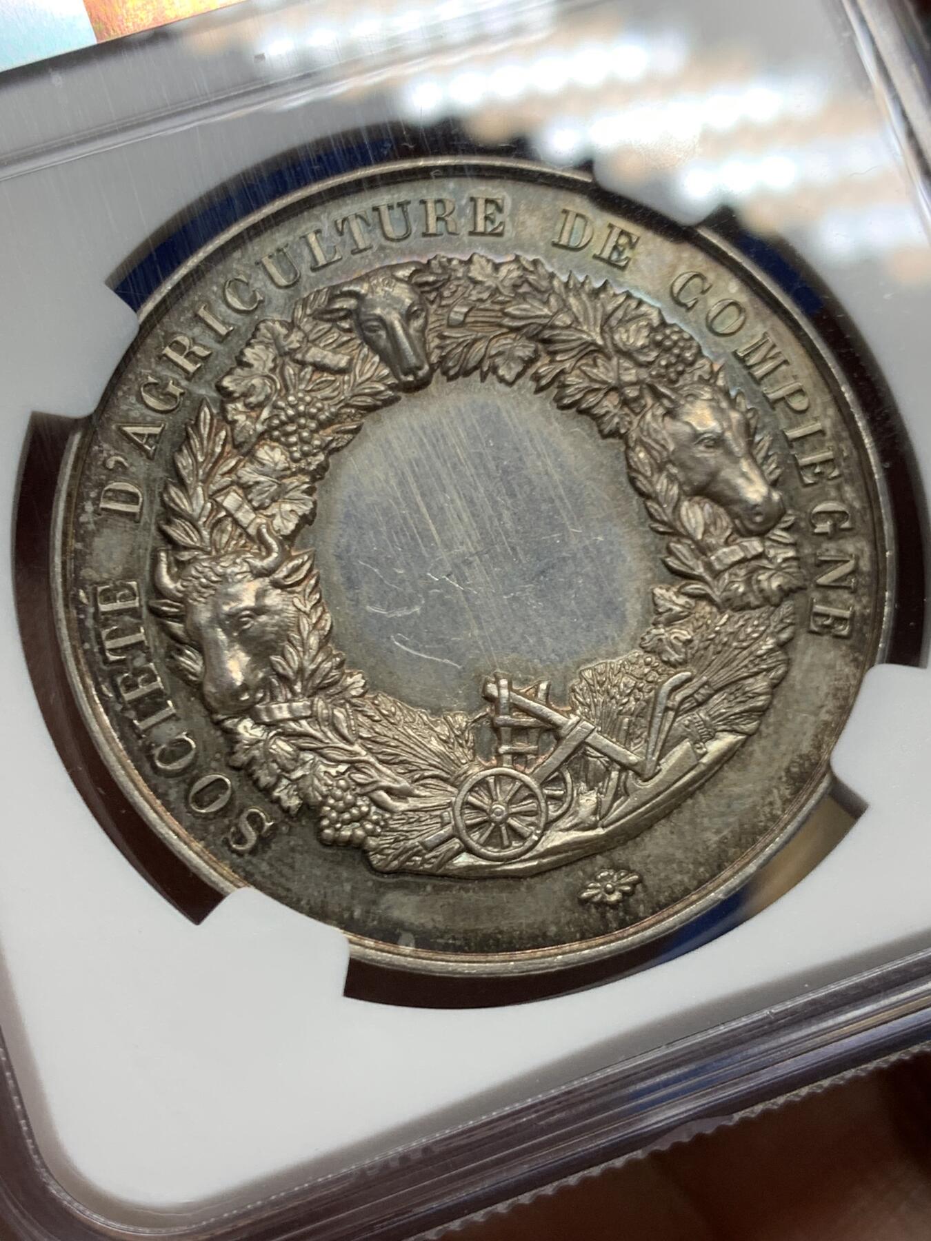 《竞宝斋》第467场 周日，周一 2场连拍 （全场包邮）欢迎送拍 NGC MS63 法国贡比涅农业协会大银章，39mm大规格，丰饶角边铭。清凉女神与三个小天使，经典图案，古典风格。背面花环繁复精美，原味老五彩