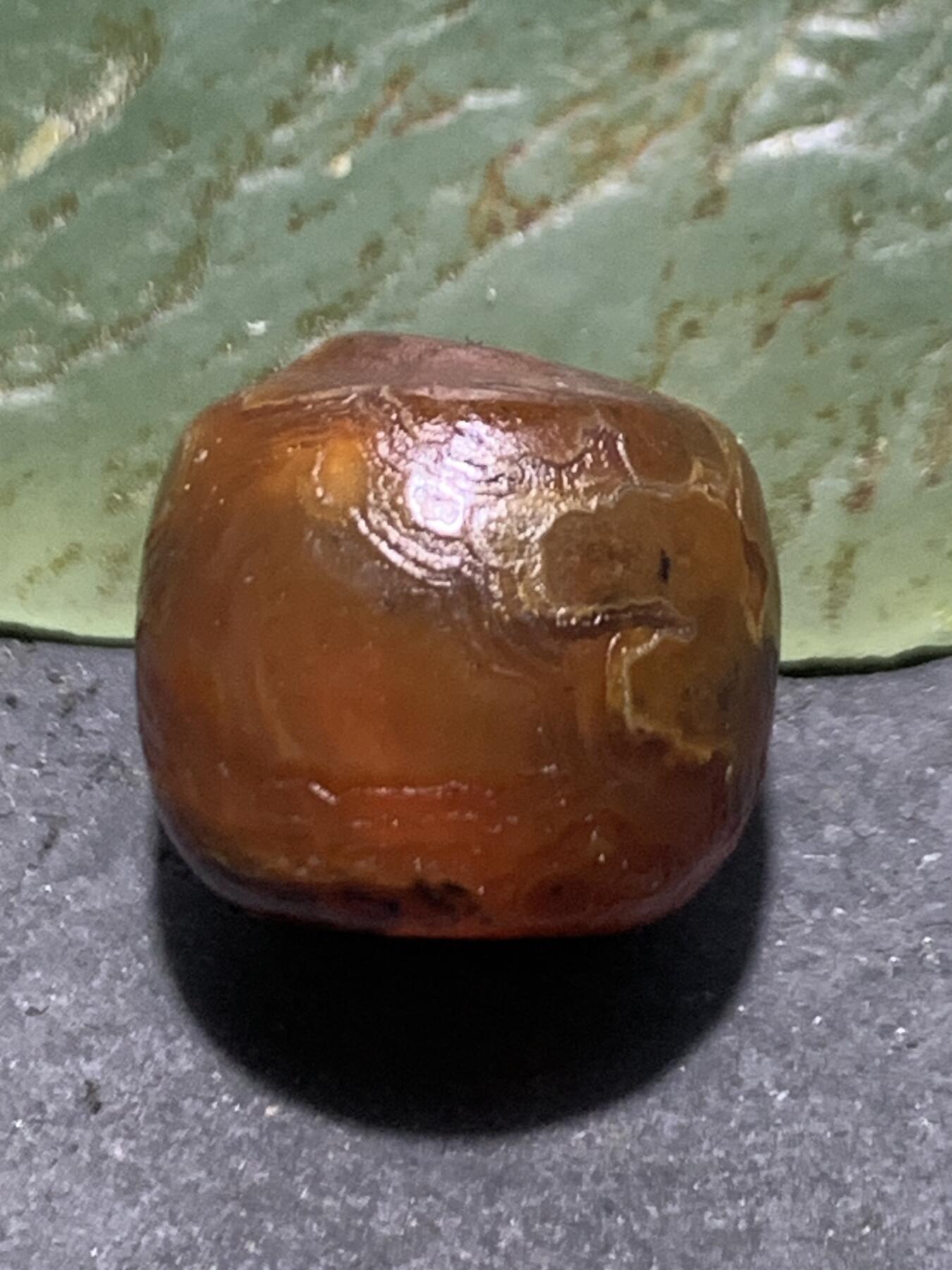 高玉化风化纹酒红玛瑙随形桶珠一颗