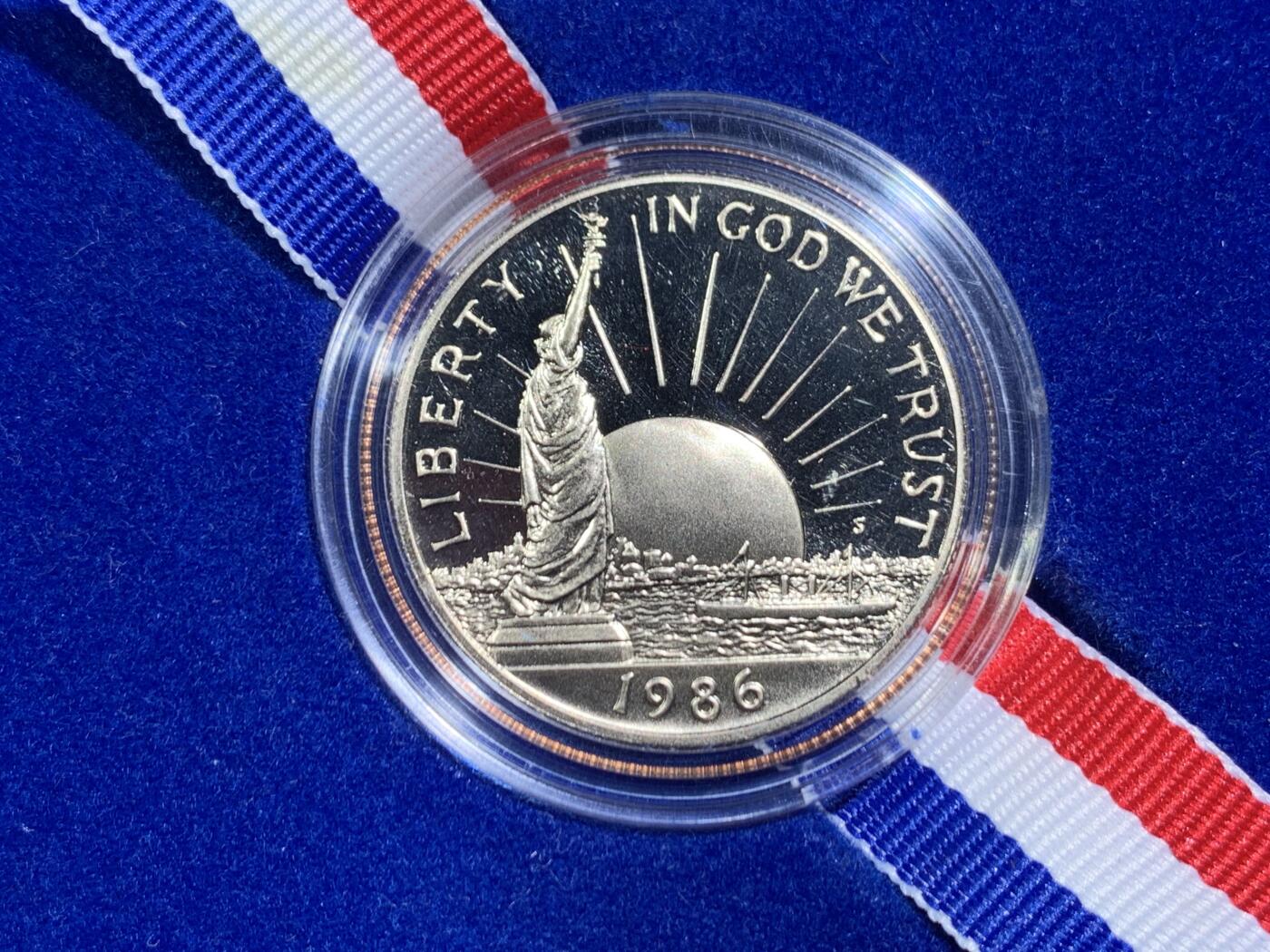 《竞宝斋》第467场 周日，周一 2场连拍 （全场包邮）欢迎送拍 美国1986年半美元精制纪念币 自由女神像百年 盒证全