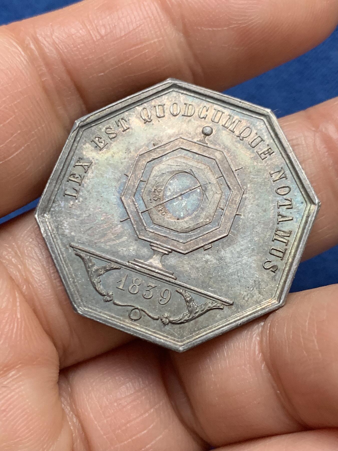 《竞宝斋》第467场 周日，周一 2场连拍 （全场包邮）欢迎送拍 法国 1839年 里昂公证人 八角银质代币 手指银标边铭 14.5g 32.3mm