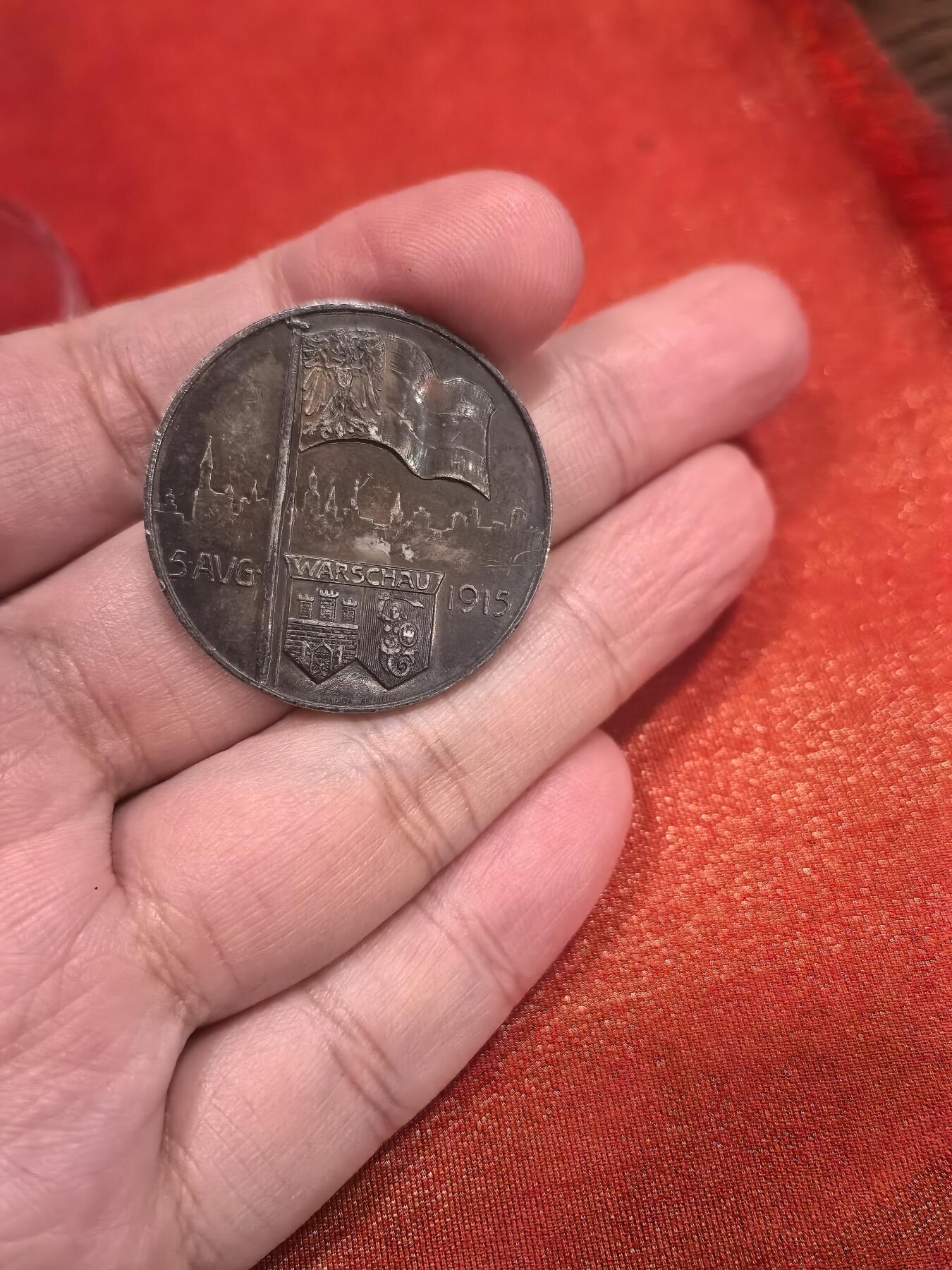 欧洲银章和银币 德国攻占华沙纪念银章解读 这是一枚为纪念**巴伐利亚亲王利奥波德（Prinz Leopold von Bayern）**于1915年8月5日攻占华沙而发行的银质纪念章，属于第一次世界大战期间的爱国纪念章系列。