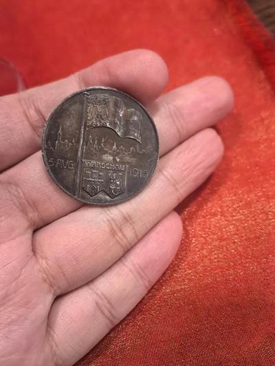 欧洲银章、铜章，大优惠起拍价都是银价计算 德国攻占华沙纪念银章解读 这是一枚为纪念**巴伐利亚亲王利奥波德（Prinz Leopold von Bayern）**于1915年8月5日攻占华沙而发行的银质纪念章18.1克，属于第一次世界大战期间的爱国纪念章系列。