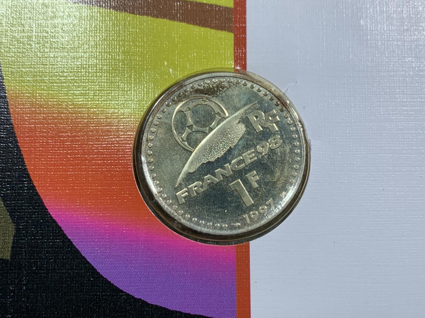 《竞宝斋》第467场 周日，周一 2场连拍 （全场包邮）欢迎送拍 中国邮政1998年发行邮币封 第十六届足球赛（带1枚法国1法郎银币） 12克900银