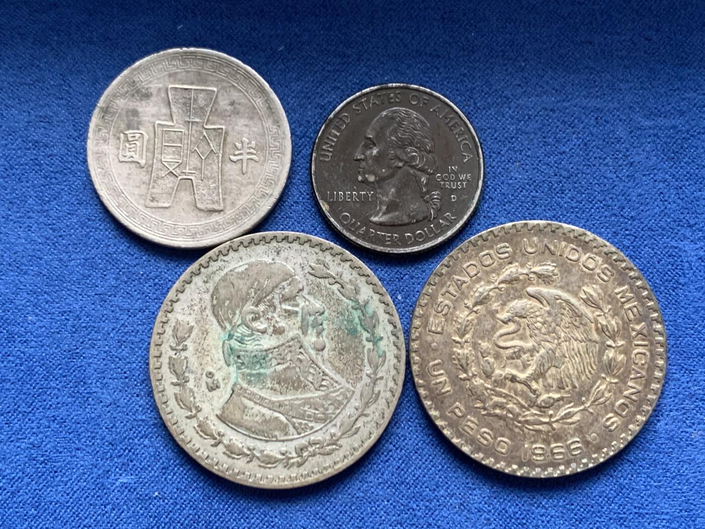 《竞宝斋》第467场 周日，周一 2场连拍 （全场包邮）欢迎送拍 四枚一组 1962年1比索两枚+民国半圆一枚+25分美国纪念币一枚 细节见图