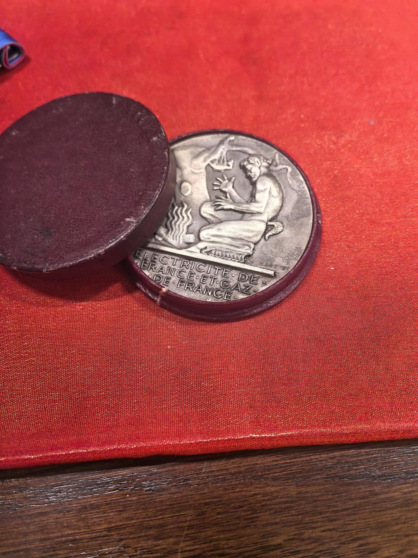 欧洲银章和银币  法国电力与燃气公司（EDF/GDF）服务纪念章解读 这是一枚由法国著名章牌雕刻家 亨利·德罗普西（Henri Dropsy, 1885-1969） 设计的镀银铜质纪念章，用于表彰在法国电力与燃气公司