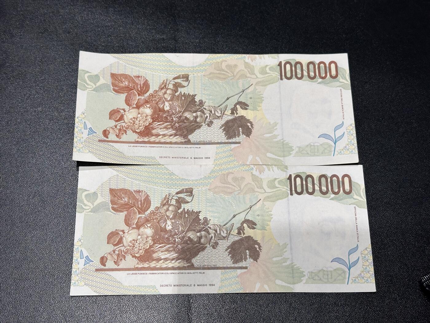 《外钞收藏家》第六百一十四期（精选场）（长期征集拍品、欢迎藏友们联系合作） 1994年意大利10万里拉 2张一起 AU品相