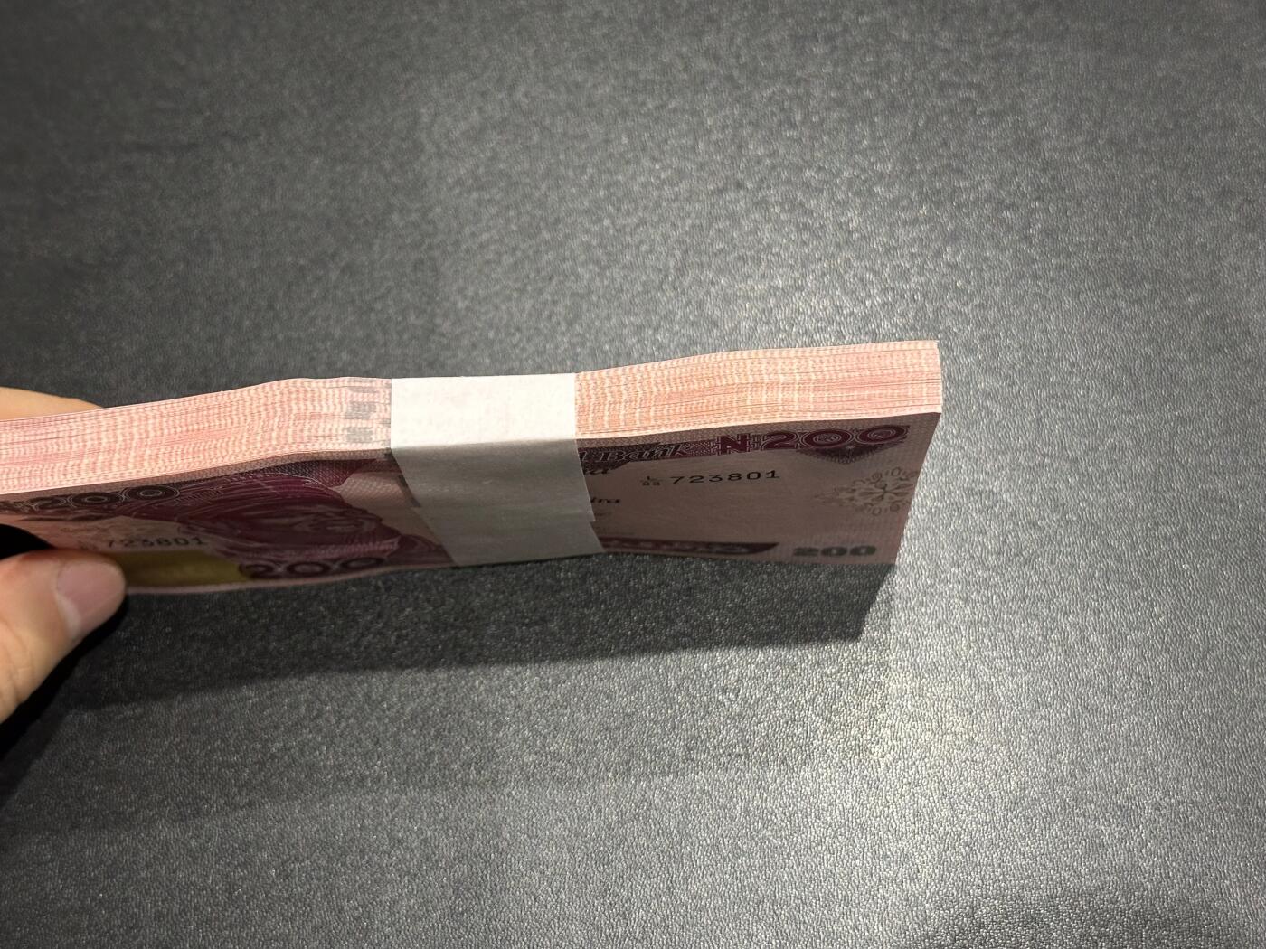 《外钞收藏家》第六百一十四期（精选场）（长期征集拍品、欢迎藏友们联系合作） 2025年尼日利亚200奈拉 标准100连号 全新 尾801-900