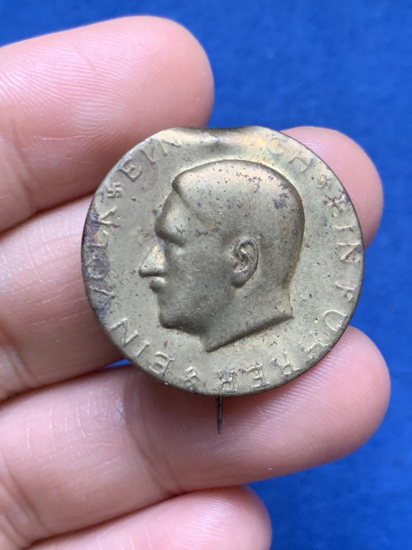 《竞宝斋》第467场 周日，周一 2场连拍 （全场包邮）欢迎送拍 德国1933-1945年美术落榜生胸针，1.68克，章牌目录C-201。细节见图