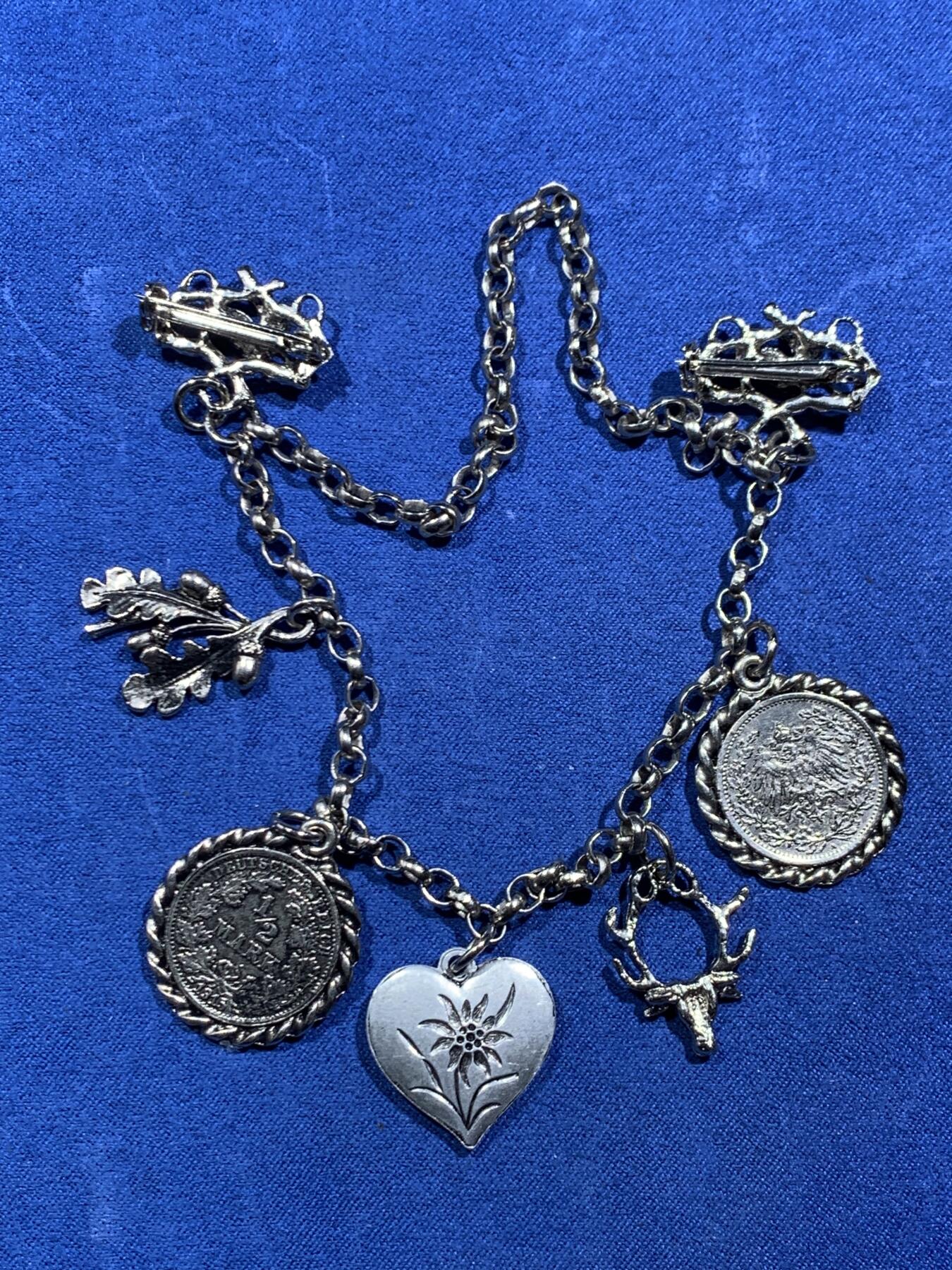 《竞宝斋》第467场 周日，周一 2场连拍 （全场包邮）欢迎送拍 欧洲工艺链饰 含两枚1/2马克银币 其它部分 各种材质都有，有的竟然含金 重29.25克。