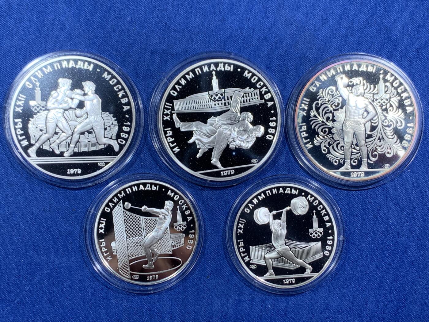 《竞宝斋》第467场 周日，周一 2场连拍 （全场包邮）欢迎送拍 苏联1980年10和5卢布5枚精制银币套 1980年莫斯科奥运会 900银33.6克X3+16.67克X2 等同4盎司纯银 盒证全