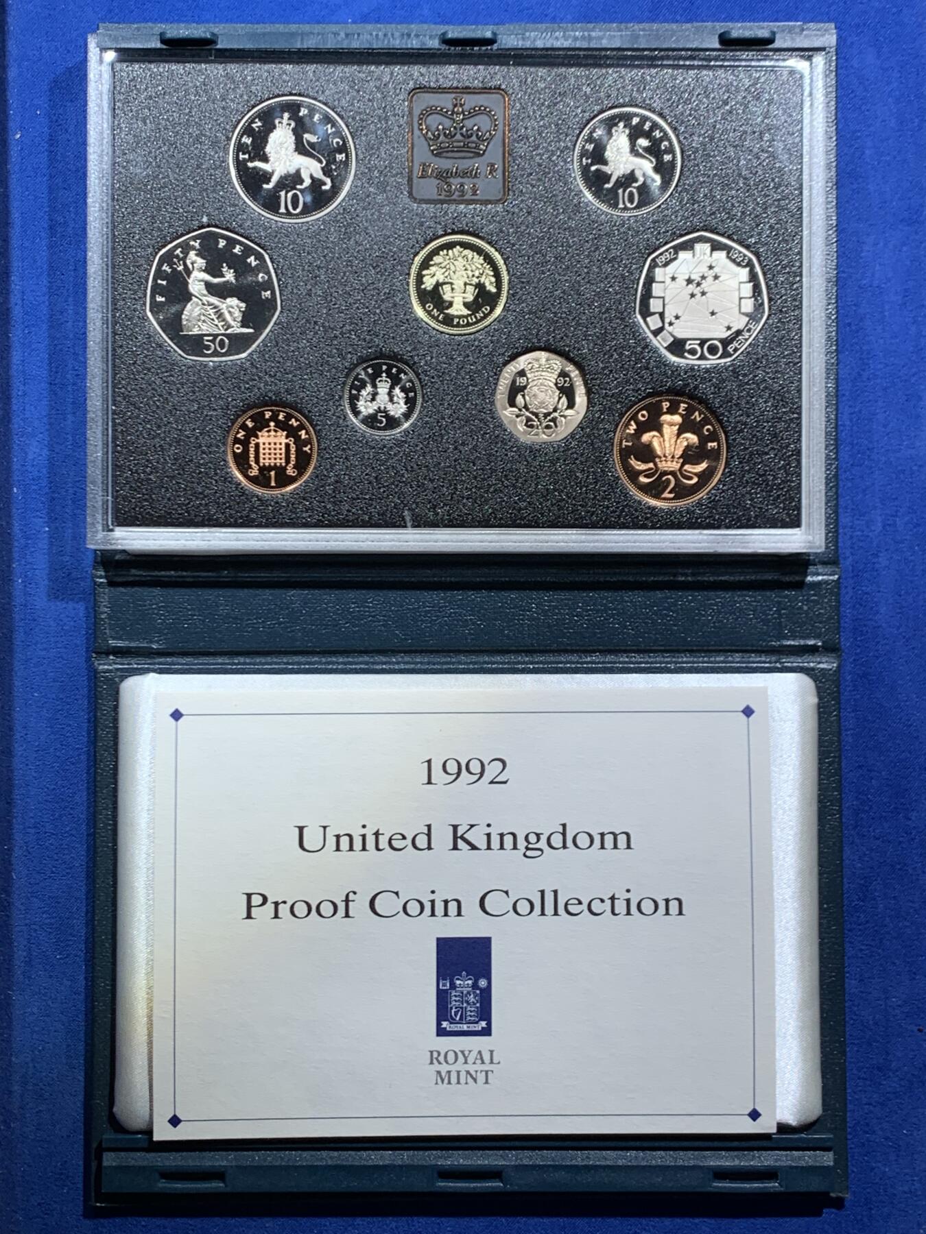 《竞宝斋》第467场 周日，周一 2场连拍 （全场包邮）欢迎送拍 英国1992年精制套币，带1枚1英镑橡树精制币，1枚50便士欧洲部长理事会轮值主席精制币，9枚币，盒证齐全，品相精美，高档盒装