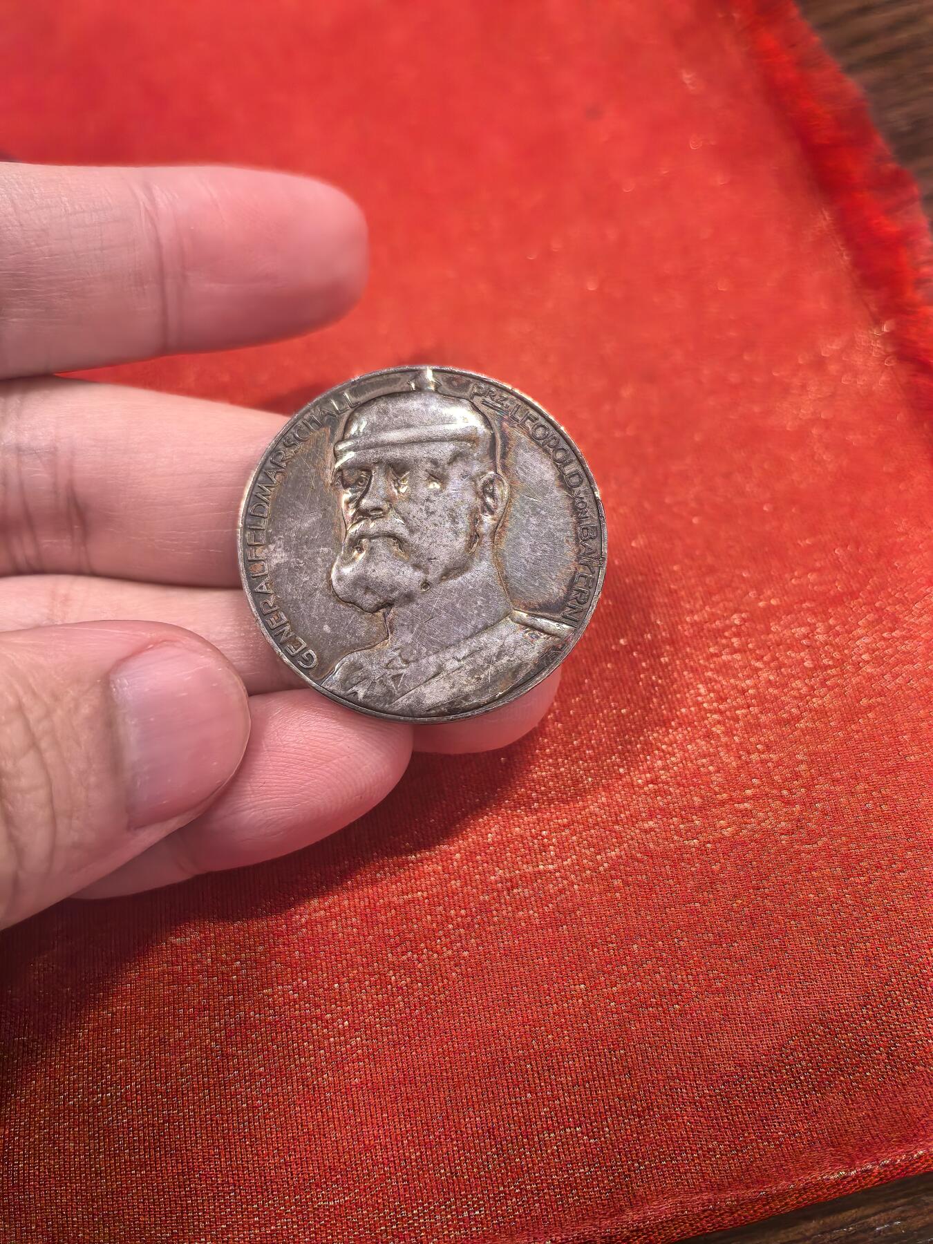 欧洲银章和银币 德国攻占华沙纪念银章解读 这是一枚为纪念**巴伐利亚亲王利奥波德（Prinz Leopold von Bayern）**于1915年8月5日攻占华沙而发行的银质纪念章，属于第一次世界大战期间的爱国纪念章系列。