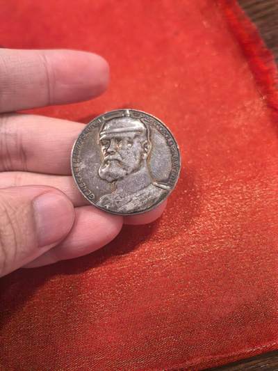 欧洲微章、铜章、银章和银币第二场 - 德国攻占华沙纪念银章解读 这是一枚为纪念**巴伐利亚亲王利奥波德（Prinz Leopold von Bayern）**于1915年8月5日攻占华沙而发行的银质纪念章18.1克，属于第一次世界大战期间的爱国纪念章系列。