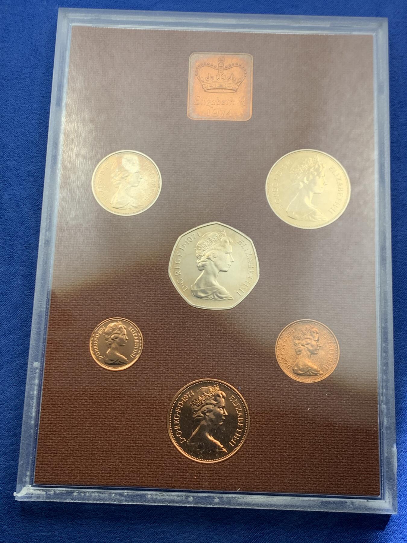 《竞宝斋》第467场 周日，周一 2场连拍 （全场包邮）欢迎送拍 英国1974年精制套币 6枚币和1枚章