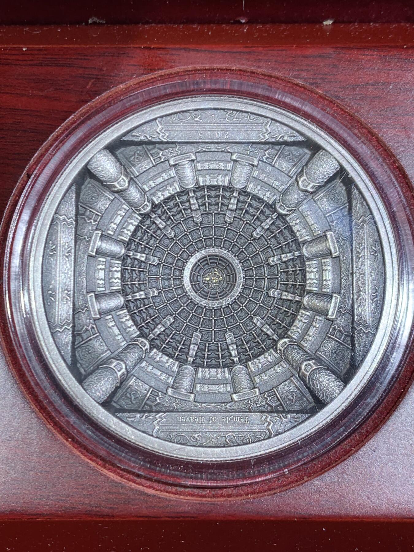 《竞宝斋》第467场 周日，周一 2场连拍 （全场包邮）欢迎送拍 库克2015年20元仿古高浮雕银币 中国天坛藻井 100克999银 木盒 发行量：999