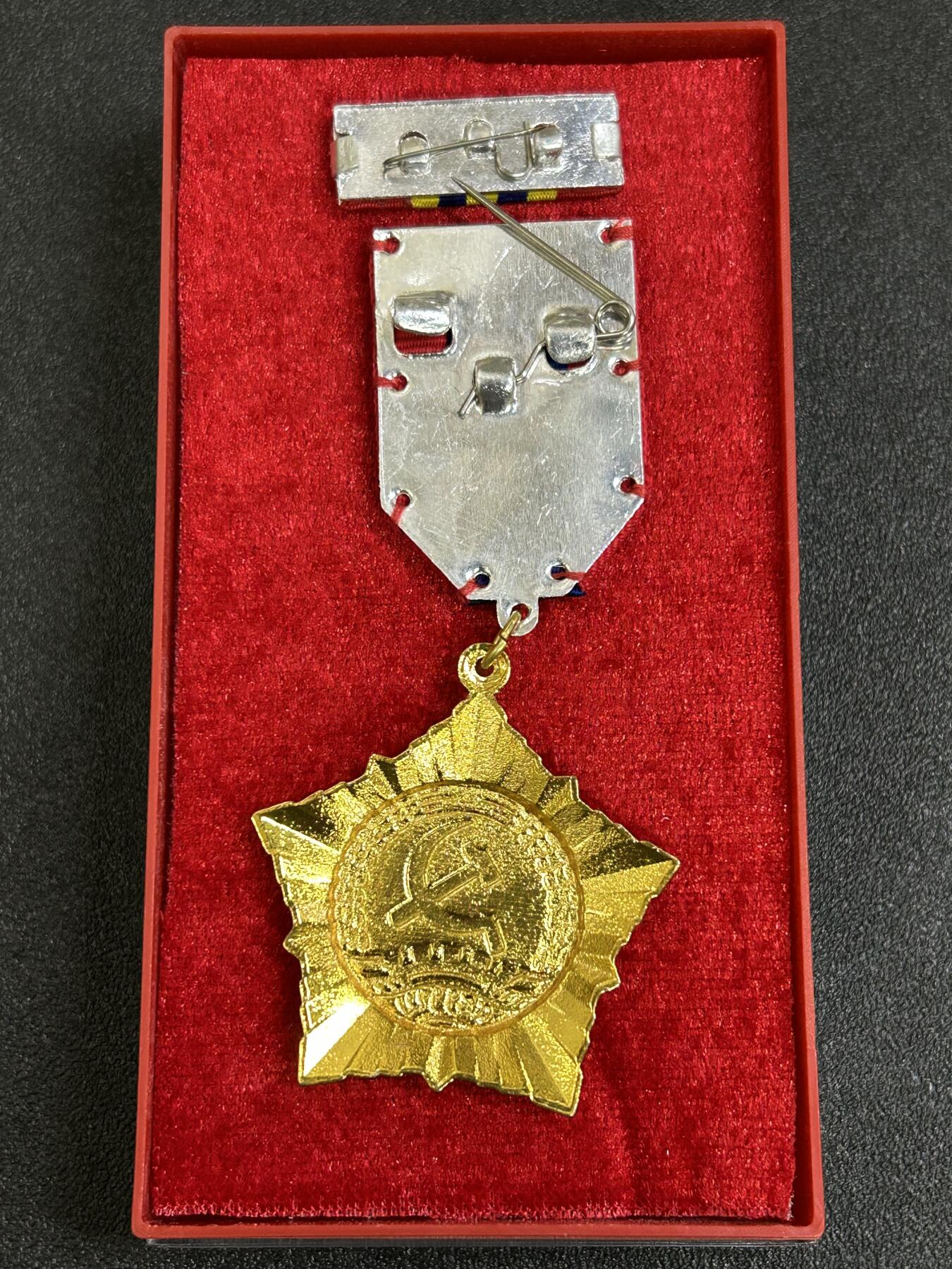 西秦中古拍卖第七十九期  老挝一级劳动勋章 带原盒以及勋略 早期铜制版